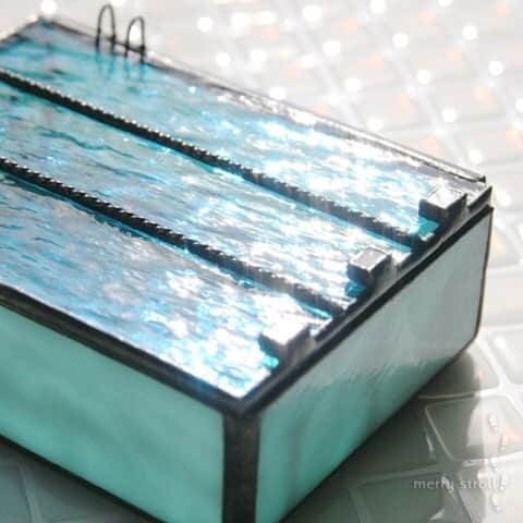 ヴィレッジヴァンガードオンラインストアさんのインスタグラム写真 - (ヴィレッジヴァンガードオンラインストアInstagram)「‪💎ガラスのプールケース💎‬ ‪奇跡の再販！！‬ ‪リアルなプールの水面が美しい...‬ ‪大切なものをプールの底にそっと沈めましょう。‬ ‪水底に隠した秘密はゆらめくガラスで見えるような見えないような。‬ ‪#水面‬ ‪#プール‬ ‪#ガラス作品‬ ‪#手作り作品‬ ‪#merrystroll‬ ‪#ヴィレヴァン ‬ ‪#ヴィレヴァン通販‬」6月10日 12時13分 - village_vanguard