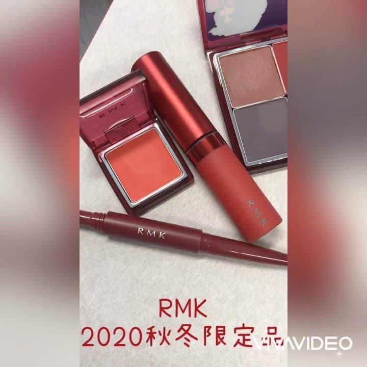 のインスタグラム：「＜RMK 2020年秋冬コレクション＞ 本日、オンライン発表会に参加させていただきました。 昨年度から各ブランドでパウダーの進化が本当にすごいです。 RMKのアイシャドウ、チークも一見、パウダーのように見えますが、 押すとぷにぷに柔らかくすごくクリーミィーなパウダーです。 肌への密着感もすごく高くて、マスクしていても色移りが少なそうです。 . 特に一目惚れしたのがウキヨモダンアイシャドウパレット01番右上の赤色（あずき色）。 今まで赤のアイシャドウに挑戦するのってなかなか勇気がいりましたが、 これは本当にマットなのにツヤ感もあり透明感もあるのに高発色。 不思議すぎるけど、むちゃくちゃ使いやすい赤です。 . #RMKAW2020 #ウキヨモダン　#RMK#RMKアイシャドウ#ルミコ#新製品発表会#RMK新製品 #2020年秋冬新製品　#赤リップ　#赤アイシャドウ#赤ライナー#浮世絵#マスクメイク#マスク　#チーク#マットチーク#マットアイシャドウ#」