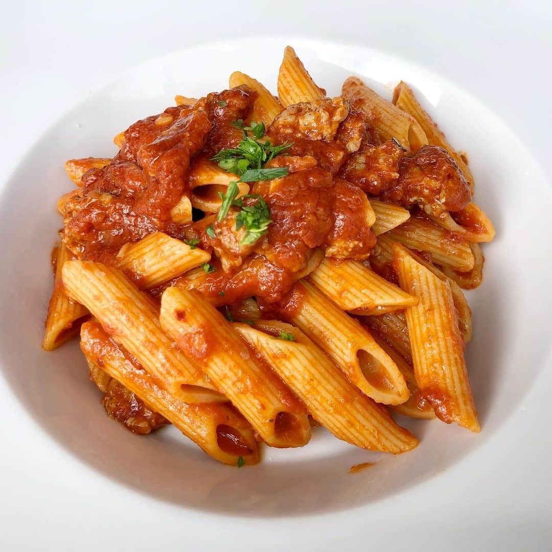 Arancino On Beachwalkのインスタグラム：「Penne all’ Arrabbiata con Salsiccia - Italian sausage w/ spicy house made tomato sauce! [OPEN DAILY 11:30am-7:30pm for TAKE OUT & DELIVERY] #arancinobeachwalk #arancino #italian #foodagogo #hawaii #italianrestaurant #eatlocal #イタリア #oahu #pasta #takeout #🍕#hawaiisbestkitchens #honolulu #honolulumagazine #808 #support808 #frolichawaii #アランチーノビーチウォーク #アランチーノ #イタリアン #ハワイ #おいしい #ホノルル #haleainaawards #おうちでアランチーノ #spaghetti #ハワイ大好き #パスタ #テイクアウト」