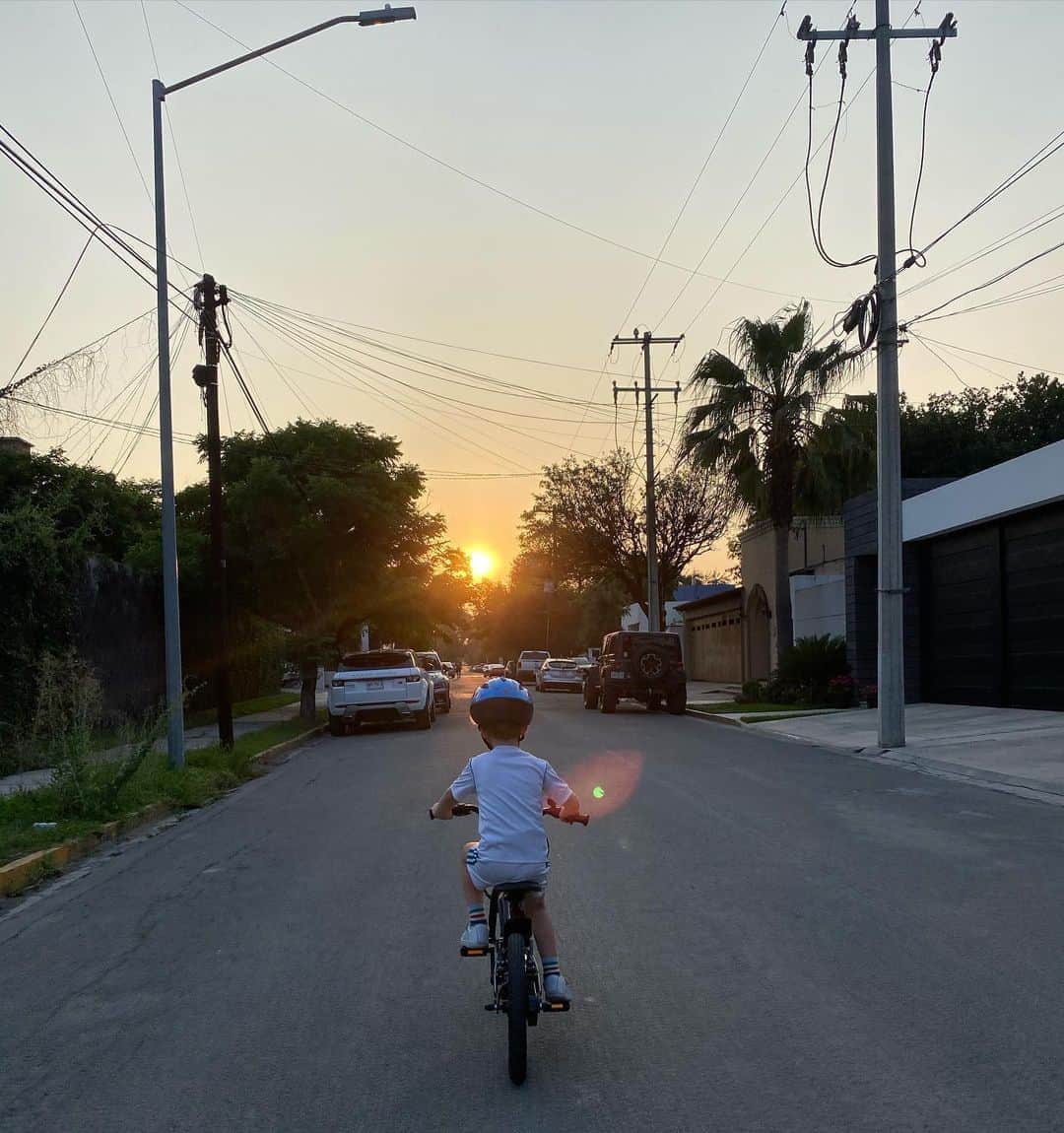 ミゲル・ラジュンのインスタグラム：「De pronto volteas y ves que rápido va la vida. Eres nuestro mejor maestro para aprender a ser papás, cada día qué pasa nos dejas retos nuevos, me sorprende tu inteligencia, y solo puedo agradecer a Dios por tenerte en nuestras vidas. . Te amo MATEYO!! 😍😍😘😘😘 . Se me hace un niño grande 😢」