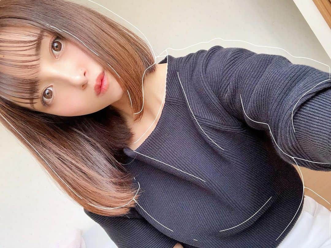 三田寺円のインスタグラム：「ちょっとだけ髪が伸びたよ😚 そろそろ美容室行きたいなあ🥺✂️ . @cafuneplus のマッサージヘアブラシ 頭皮のマッサージもできて良き🥰 今プレゼントキャンペーンがやっていて この投稿を見たフォロワー様限定で 2名様にヘアブラシをプレゼント🥳🎁 . 詳細は @cafuneplus に応募希望の DMをお送りください💌🤭 その際、私のアカウント @mtdr_mdk も記載するようお願いします🌹 .  #カフネプラス #CAFUNÉ+ #ヘアケア #ヘアブラシ #くし #櫛 #クシ #旅行 #マッサージ #お祝い #オリジナルブランド #お出かけ #ママライフ #インテリア雑貨 #おしゃれ好きな人と繋がりたい  #おしゃれな人と繋がりたい  #オシャレさんと繋がりたい  #お洒落好きな人と繋がりたい」