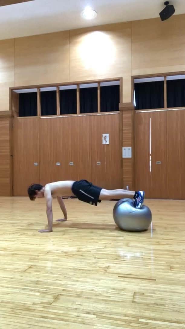 吉村真晴のインスタグラム：「ラフな動画。 バランスボール使ったトレーニングしてます。」