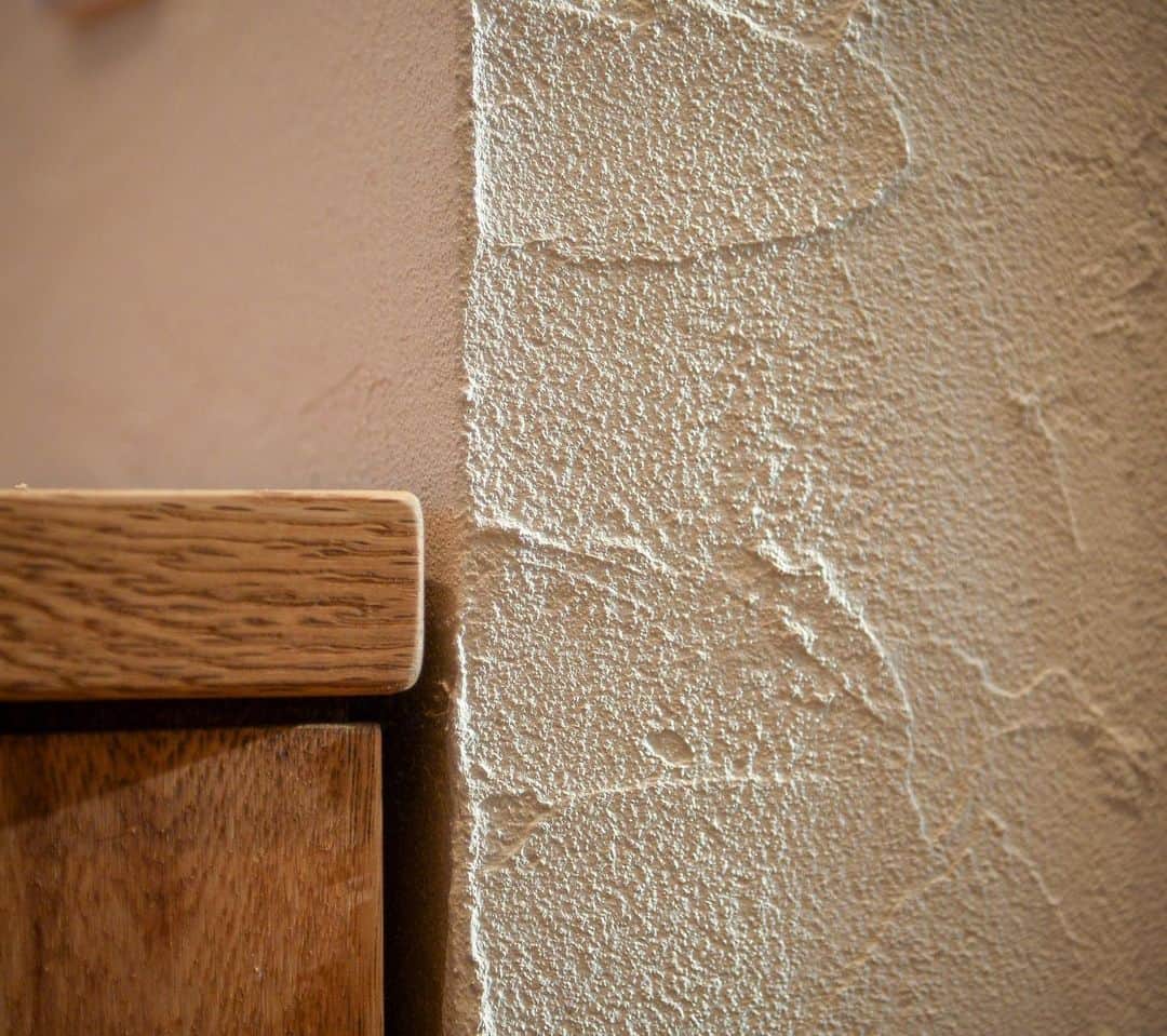 デフィニットハウスさんのインスタグラム写真 - (デフィニットハウスInstagram)「. 「casual white」 珪藻土を塗った暖かい白、バーチのオスモ塗装の床、シンプルなタイル。カジュアルなお住まいのご提案です^ ^ . . #デフィニットハウス#珪藻土#無垢フローリング#無垢ドア#パナソニック#prairiehomes#カジュアル#カジュアルハウス#カジュアルインテリア#インテリア#暮らし#じぶんらしく#自分らしく暮らす#家具付き#住まい#福井県#坂井市#ありがとうございます」6月10日 12時40分 - definite.house