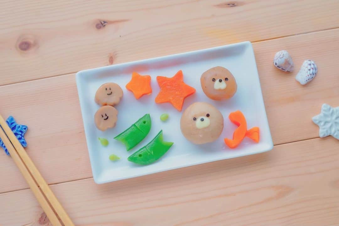 maki ogawaさんのインスタグラム写真 - (maki ogawaInstagram)「海の生き物シリーズの煮物。  冷凍サトイモのあざらしくん こんにゃくのあざらしくん スナップエンドウのお魚 人参のヒトデとタツノオトシゴ エリンギの軸のクラゲくん  タツノオトシゴとヒトデの作り方 (3rd pic) エリンギのクラゲくんの作り方 (4th pic)  #seal #cute #kawaii #cutefood #cutefoodporn #kidsmeal #kidsmealideas #japanesefood #かわいいご飯 #cutejapanesefood #japanesemum #japanesecuisine #kyaraben #charaben #キャラ弁 #お子様ランチ #お子様ランチプレート #かわいい #簡単かわいいお弁当 #簡単キャラ弁 #簡単キャラ弁当」6月10日 12時54分 - cuteobento