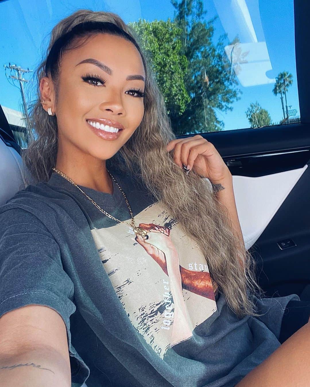 リアン Vのインスタグラム：「Can’t believe my “Together” t-shirts sold out in less than an hour! 😱 Thank you all so much for supporting! 🙏🏽🙌🏽 All the proceeds will be donated to the Black Lives Matter Foundation! Love you all! 😘 I still have some bandana masks left! ORDER NOW on @shoplianev ❤️ #BLM」