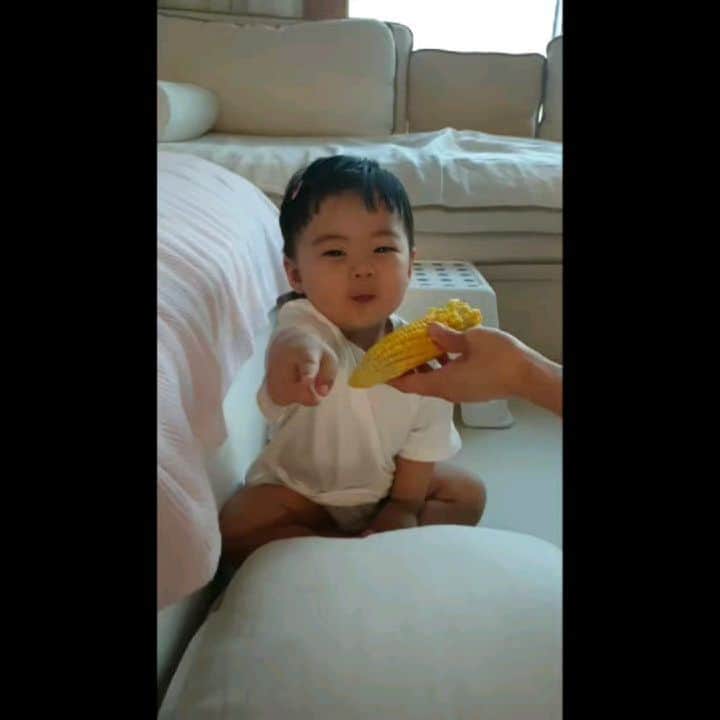 ミン・ヨンウォンのインスタグラム：「너의 첫 옥수수 🌽  #너의애교에엄만사르르 . 와..세진옹에게 초 애교 ... 아기봉사활동 경험이 있어서 그런건가 민서의 사회적응이 빨라지는건지...👍👍👍#낯가림심한아기는어디로? 🤷‍♀️🤷‍♀️🤷‍♀️ . . 울 세진옹 바쁜데 먼길와서 소중한 선물도 듬뿍♡ 아기랑도 놀아주고♡ 나랑도 놀고♡영상 사진 진짜 다다다 고마워요💜💛❤ @sejin_0523 . . 옛날생각나듼어제 ㅎㅎㅎㅎ . . .  #15갤아기 #사랑해 #푸드파이터 #먹방요정 #육식주의자 #옥수수 #돌아기  #아기모델 💌  #육아일기 #신혼일기 #육아맘 #육아소통 #일상 #소통 #맞팔 #데일리 #황금돼지띠아들 #오오티디  #베이비스타그램 #foodfighter #baby #babyboy #love #present #sweetcorn」