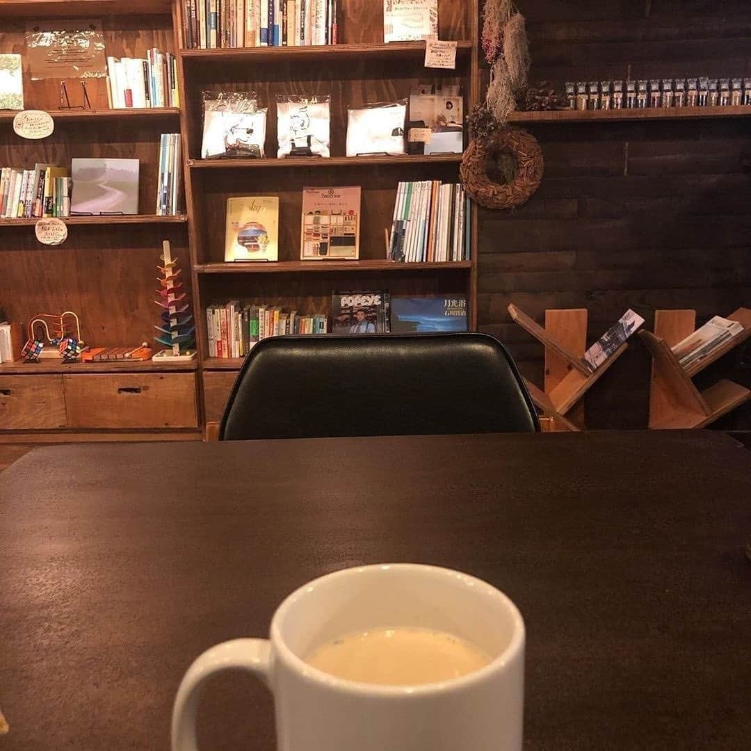 isutaさんのインスタグラム写真 - (isutaInstagram)「アイスがとろ～っととろける絶品焼きリンゴ♡﻿ ﻿ ﻿ 代官山にあるカフェは「Spice&Café FamFam」はカレーの専門店で、本格的なスパイスカレーがいただけるんです。﻿ ﻿ ﻿ ですが、今回ご紹介するのはカフェタイムに食べられる、見ているだけでお腹が空きそうな焼きリンゴ。﻿ ﻿ ﻿ とろけるバニラアイスと、甘いシナモンの香りが焼きリンゴにマッチしてまさに至福なんだそう…♡﻿ ﻿ ﻿ 気になる方はぜひチェックしてみてください！﻿ ﻿ ﻿ 【Spice&Café FamFam】﻿ IG：@scfamfam﻿ 住所：東京都渋谷区代官山町９−１０ SodaCCoビル 2T01﻿ 営業時間：［火～金］11:00～22:00﻿ ［土・日・祝］11:00～19:00﻿ 定休：月曜日﻿ ﻿ ﻿ photo by﻿ @mgmilk___﻿ @senaaa_0e0﻿ @niconicooyuko﻿ ﻿ ﻿ #isuta #イスタ #isutapic﻿ #isutacafe #カフェ巡り #おしゃれカフェ﻿ #カフェスタグラム #東京カフェ #東京カフェ巡り﻿ #cafe #代官山カフェ #代官山﻿ #cafestagram #カフェ #カフェ好き﻿ #お洒落な人と繋がりたい #カフェ部﻿ #カフェ好きな人と繋がりたい #東京観光 #焼きリンゴ」6月10日 13時06分 - isuta_jp