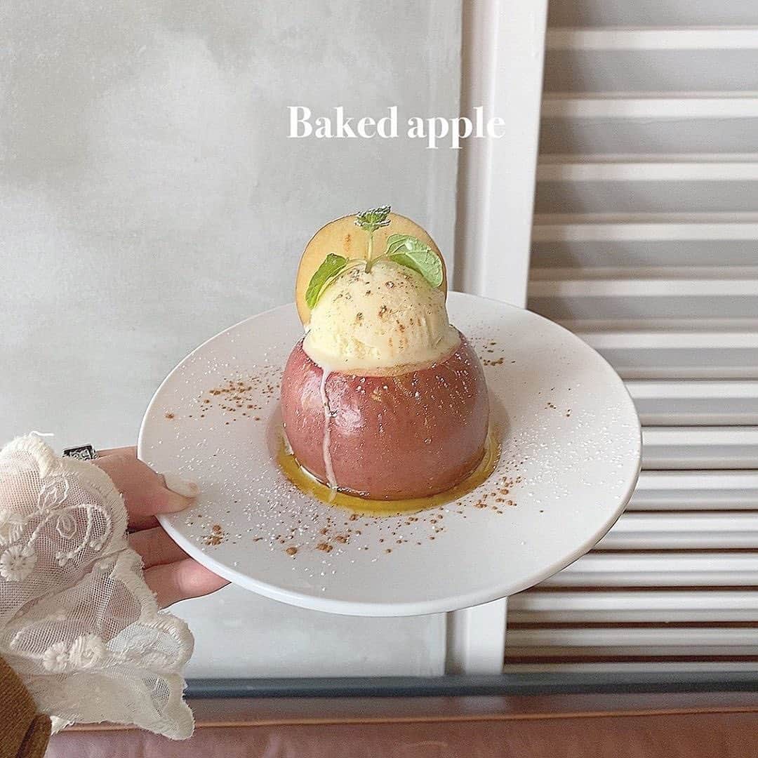 isutaさんのインスタグラム写真 - (isutaInstagram)「アイスがとろ～っととろける絶品焼きリンゴ♡﻿ ﻿ ﻿ 代官山にあるカフェは「Spice&Café FamFam」はカレーの専門店で、本格的なスパイスカレーがいただけるんです。﻿ ﻿ ﻿ ですが、今回ご紹介するのはカフェタイムに食べられる、見ているだけでお腹が空きそうな焼きリンゴ。﻿ ﻿ ﻿ とろけるバニラアイスと、甘いシナモンの香りが焼きリンゴにマッチしてまさに至福なんだそう…♡﻿ ﻿ ﻿ 気になる方はぜひチェックしてみてください！﻿ ﻿ ﻿ 【Spice&Café FamFam】﻿ IG：@scfamfam﻿ 住所：東京都渋谷区代官山町９−１０ SodaCCoビル 2T01﻿ 営業時間：［火～金］11:00～22:00﻿ ［土・日・祝］11:00～19:00﻿ 定休：月曜日﻿ ﻿ ﻿ photo by﻿ @mgmilk___﻿ @senaaa_0e0﻿ @niconicooyuko﻿ ﻿ ﻿ #isuta #イスタ #isutapic﻿ #isutacafe #カフェ巡り #おしゃれカフェ﻿ #カフェスタグラム #東京カフェ #東京カフェ巡り﻿ #cafe #代官山カフェ #代官山﻿ #cafestagram #カフェ #カフェ好き﻿ #お洒落な人と繋がりたい #カフェ部﻿ #カフェ好きな人と繋がりたい #東京観光 #焼きリンゴ」6月10日 13時06分 - isuta_jp