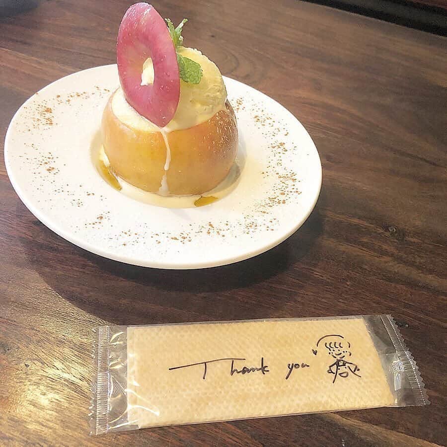 isutaさんのインスタグラム写真 - (isutaInstagram)「アイスがとろ～っととろける絶品焼きリンゴ♡﻿ ﻿ ﻿ 代官山にあるカフェは「Spice&Café FamFam」はカレーの専門店で、本格的なスパイスカレーがいただけるんです。﻿ ﻿ ﻿ ですが、今回ご紹介するのはカフェタイムに食べられる、見ているだけでお腹が空きそうな焼きリンゴ。﻿ ﻿ ﻿ とろけるバニラアイスと、甘いシナモンの香りが焼きリンゴにマッチしてまさに至福なんだそう…♡﻿ ﻿ ﻿ 気になる方はぜひチェックしてみてください！﻿ ﻿ ﻿ 【Spice&Café FamFam】﻿ IG：@scfamfam﻿ 住所：東京都渋谷区代官山町９−１０ SodaCCoビル 2T01﻿ 営業時間：［火～金］11:00～22:00﻿ ［土・日・祝］11:00～19:00﻿ 定休：月曜日﻿ ﻿ ﻿ photo by﻿ @mgmilk___﻿ @senaaa_0e0﻿ @niconicooyuko﻿ ﻿ ﻿ #isuta #イスタ #isutapic﻿ #isutacafe #カフェ巡り #おしゃれカフェ﻿ #カフェスタグラム #東京カフェ #東京カフェ巡り﻿ #cafe #代官山カフェ #代官山﻿ #cafestagram #カフェ #カフェ好き﻿ #お洒落な人と繋がりたい #カフェ部﻿ #カフェ好きな人と繋がりたい #東京観光 #焼きリンゴ」6月10日 13時06分 - isuta_jp