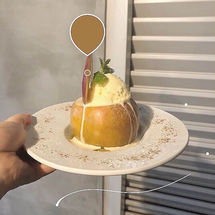 isutaさんのインスタグラム写真 - (isutaInstagram)「アイスがとろ～っととろける絶品焼きリンゴ♡﻿ ﻿ ﻿ 代官山にあるカフェは「Spice&Café FamFam」はカレーの専門店で、本格的なスパイスカレーがいただけるんです。﻿ ﻿ ﻿ ですが、今回ご紹介するのはカフェタイムに食べられる、見ているだけでお腹が空きそうな焼きリンゴ。﻿ ﻿ ﻿ とろけるバニラアイスと、甘いシナモンの香りが焼きリンゴにマッチしてまさに至福なんだそう…♡﻿ ﻿ ﻿ 気になる方はぜひチェックしてみてください！﻿ ﻿ ﻿ 【Spice&Café FamFam】﻿ IG：@scfamfam﻿ 住所：東京都渋谷区代官山町９−１０ SodaCCoビル 2T01﻿ 営業時間：［火～金］11:00～22:00﻿ ［土・日・祝］11:00～19:00﻿ 定休：月曜日﻿ ﻿ ﻿ photo by﻿ @mgmilk___﻿ @senaaa_0e0﻿ @niconicooyuko﻿ ﻿ ﻿ #isuta #イスタ #isutapic﻿ #isutacafe #カフェ巡り #おしゃれカフェ﻿ #カフェスタグラム #東京カフェ #東京カフェ巡り﻿ #cafe #代官山カフェ #代官山﻿ #cafestagram #カフェ #カフェ好き﻿ #お洒落な人と繋がりたい #カフェ部﻿ #カフェ好きな人と繋がりたい #東京観光 #焼きリンゴ」6月10日 13時06分 - isuta_jp