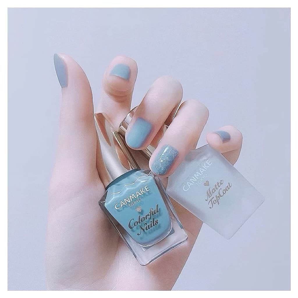 定平佳子さんのインスタグラム写真 - (定平佳子Instagram)「Grayish blue matte nail 💙 、 、  大好きな グレージュブルー！ このカラーが、どタイプ。 、  CANMAKE  使用色 N28 Smoky aqua 💙💙💙 MTC Matte Top Coat  マットに ハマってます。 薬指だけ、ジェルにし、キラキラ〜  #ヨシコスメ  #nailstagram #セルフネイル #マットネイル #グレージュブルー #くすみブルーネイル #ワンカラーネイル #naildesign #ポリッシュネイル #コスメ #マットトップコート #くすみブルー #アイスブルーネイル #greigenails #grayishblue #淡いブルー #シンデレラネイル  #CANMAKE #キャンメイク #キャンメイクネイル #カラフルネイルズ #プチプラコスメ #ネイル」6月10日 18時43分 - yoshiko_doll