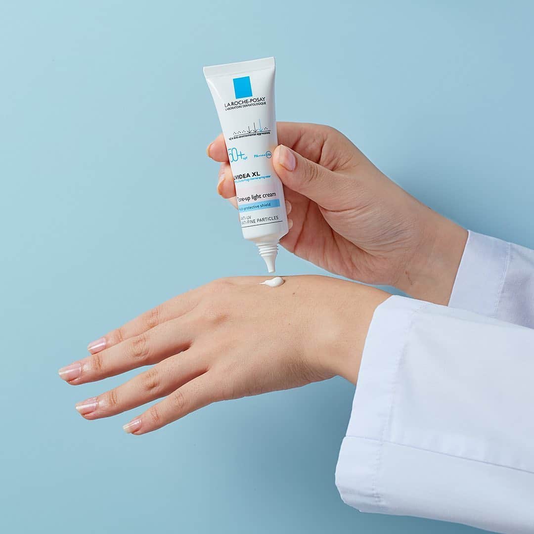 LA ROCHE-POSAY JAPAN ラロッシュポゼのインスタグラム：「. ＼ マスクメイクのポイントとは？／ . マスクを使用する機会が多いこの時期、マスクでの肌あれが気になる方も多いですよね。これからの季節、マスク焼けにも注意が必要。 . ラロッシュポゼは、敏感肌にも使える低刺激設計。  #ピンクのトーンアップUV なら紫外線と乾燥からお肌を守りながらトーンアップ透明感肌を演出します。 . ピンクの中でも肌本来の色に近いピンクベージュのテクスチャーで、ノーメイクでも肌がキレイに見えるトーンアップ効果があります。さらにSPF50+・PA++++の紫外線防御力を持つので、しっかり紫外線をカットしながら、乾燥からも肌を守ります。この機会に是非お試しください。 ※投稿画像はUVイデア XLプロテクショントーンアップです。 . #ラロッシュポゼ #larocheposay #トーンアップ #新発売 #新製品 #乾燥肌 #敏感肌 #敏感肌対策 #スキンケア #低刺激 #敏感肌コスメ #ドクターズコスメ #保湿対策 #保湿ケア #乾燥対策 #基礎化粧品 #化粧下地 #紫外線 #紫外線対策 #UVケア #コスメマニア #コスメ購入品 #おすすめコスメ #コスメ好きさんと繋がりたい #コスメ紹介 #ツヤ肌 #マスク肌荒れ対策 #マスク焼け防止 #ラロッシュポゼ #トーンアップUV」
