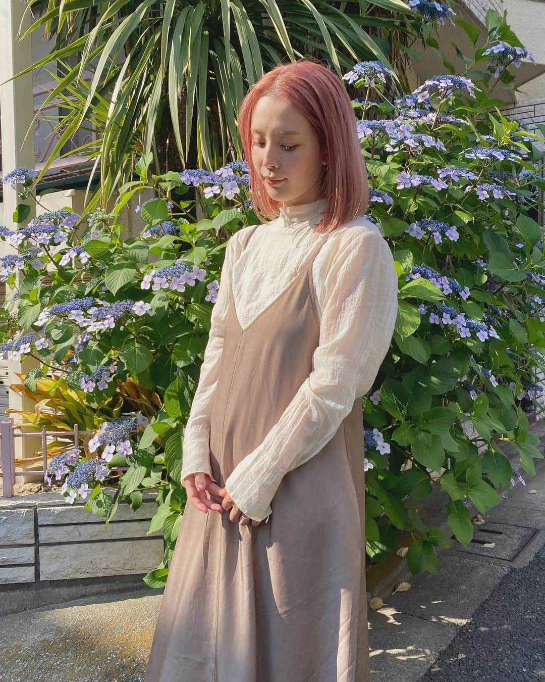 目見田早弥子のインスタグラム：「| 🌿 どんなトップスでも合わせやすいし 締めつけが一切ないからラク👏🏻 軽くて涼しいので全然暑くないのも嬉しい◯ @titivatejp #titivate#ティティベイト#titivatestyle#サテンボリュームキャミソールロングワンピース#fashion#coordinate#ootd」