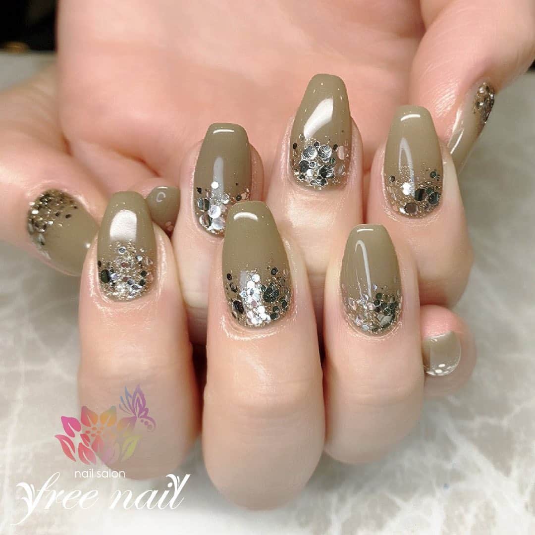 free nail フリーネイルのインスタグラム：「. お客様ネイル💅🏻🦋✨ . カーキネイル🍃✨ . トレンドスクエア🤖✨ . ご来店ありがとうございました🙇🏻‍♀️🙇🏻‍♀️🙇🏻‍♀️💗 . #ネイルアート #ジェルネイル #ネイルサロン #大阪ネイルサロン #ネイルデザイン #ネイルチェンジ #ホログラムネイル #ラメネイル #ワンカラーネイル #カーキネイル #シンプルネイル #スクエアネイル #デザインネイル #トレンドネイル #ロングネイル #大人ネイル #夏ネイル #summernails #nailsart #nailsdid #美甲 #日式美甲 #日式美甲胶 #日本美甲师 #日本美甲老师 #美甲上课 #日本胶 #フリーネイル #freenail」