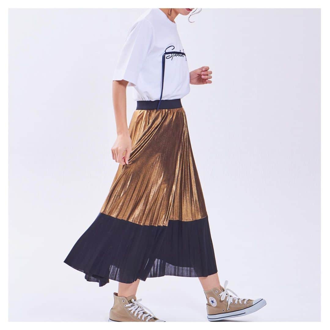 のインスタグラム：「【2020 summer collection】 . 周りと差がつく、箔のバイカラープリーツスカート… Tシャツなどのカジュアルなアイテムとのコーディネートがオススメ . ▶︎skirt 箔バイカラー切替プリーツスカート No.53427444 シルバー/ゴールド ¥12,100- . . @uta_nao  #furryrate #ファーリーレート #furry #ファーリー #箔 #バイカラー #プリーツスカート」