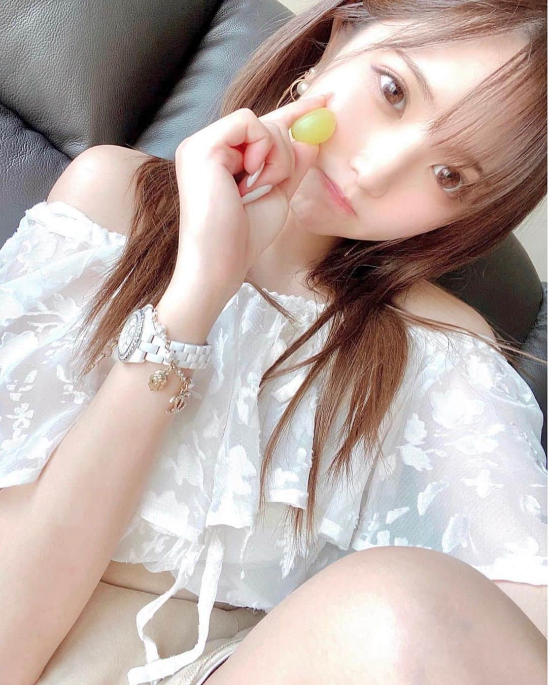 ゆーちゃんさんのインスタグラム写真 - (ゆーちゃんInstagram)「自粛太りに嫌気がさしたら 、 これを見てダイエットのモチベにしてみてください🤣✨ ・ 最新のtiktokもみにきてね！！ ・ 太っちゃった時の写真って載せるのかなり勇気いるけど  コロナでおうち時間ぐーたらしたや太っちゃった〜助けて〜って質問箱に多かったから みんなの原動力になれたらなって！公開します！ ・  食生活の変化、環境の変化で大学1年生の冬にどんどん太って 「ぷくぷく小籠包やん」言われたあの日から10キロ減。 ・ 中学、高校は細かったと思います 大学入って 深夜までバイトのしすぎで 生活リズム崩れて1度は太ってしまって 本気でダイエット成功して今があります。  痩せてる自分だと幸福度指数があがるし、 ダイエットしたことで安物も着こなせるようになるし、  ダイエット成功経験って 美意識と自信が持てるようになる、 笑顔に繋がるからとてもGood！笑 ・ ・  高校の時みたいに痩せてた時に戻っただけなのに、 大学の人には整形だの脂肪吸引したでしょだの色々言われたくらい （笑） ・ ・ 半年ちょっとで急激に太っちゃったから 、 同じくらいの時間かけて健康的に痩せたよってイメージです！！  体重変動のとても激しい大学1年生、2年生でした（笑）  今回はそんな激変できた 半年10キロ減ダイエット方法について詳しく載せます！ ・ ・ まずは食生活！ 暴飲暴食をやめて、毎日のように食べてた家系こってりラーメン(脂多め濃いめで頼んでいた)禁止にしました。 ・  炭水化物はお豆腐におきかえてみたり、朝ごはんはプロテインで済ませたり、 お肉と野菜を中心に栄養バランスに気をつけた食生活に。 ・ 外食は控えて自炊にすると節約にもなるし健康にもいいから いいこと尽くし！ ・ ストーリーハイライトの #ゆちゃごはん をみると  どんな食生活してるかわかります👌🏻 ・ ・  次に筋トレ！ 使うアプリは 「プランクワークアウト」 ・ 普段まったく動かないぐーたら生活をしてたから正直しんどかった、！、 高校の時の縦に綺麗に筋が入って割れてた腹筋はいずこへ？？ぽにゃぽにゃやん！って状態だったので、必死に高校時代の写真を見てモチベにしたよ！！ ・ 一番最後に載せてるスクショ写真がそのプランクアプリです！ ・ 音声の指示に従って同じ動きをするだけ👌🏻初級から始めたよ！スクショは中級の8日目のメニュー！だんだんレベルアップしていくのでじわじわ刺激的。オススメです！ ・ ・ もうひとつ運動として取り入れたのはウォーキング！ほんとに歩くの嫌いだけど 例えば電車は1つ2つ前の駅で降りて歩くとか  5キロくらいなら電車使わずに目的地に向かう、余裕もってひたすらとことこ歩いたり（笑） ・ 心拍数の上がる激しい運動はできないから 地味にぷるぷる耐えながらキープする筋トレを必死に毎日繰り返しました！ ・ ・ あとは前にも紹介した 最強アイテム RENPHOの 体重計！(5月16日に詳しく投稿してますので良かったら投稿見てね！ ) ・ これに乗るだけで 体脂肪率 基礎代謝 筋肉量 水分量 タンパク量 その他もろもろすべてスマホと連動してデータが送られてくるから めんどくさがり屋の私でも乗るだけ簡単ダイエット記録帳になる！ ・ 体重の変化や体脂肪率の変化が目に見えてわかると頑張れました✨ ・ この体重計家族へのプレゼントに本気でオススメです☺️ ・ ・ ザッとこんな感じ！！ 質問は受け付けてますコメントください！！ ・ ・ ・  #粉我  #루이비 #ダイエット #ダイエット成功 #コメント返し #日焼け女子 #筋トレ #ダイエット記録 #ビフォーアフター #痩せる #痩せたい  #筋トレダイエット  #可愛くなりたい #sexy #ムチムチ #比基尼泳装 #좋아요반사 #むちむち #むちむちボディ #性感内衣  #厲害哦 #体重計  #ダイエット女子 #ダイエット日記 #痩せる方法 #美脚 #美尻 #本気ダイエット #10kg」6月10日 13時24分 - yurina_era999