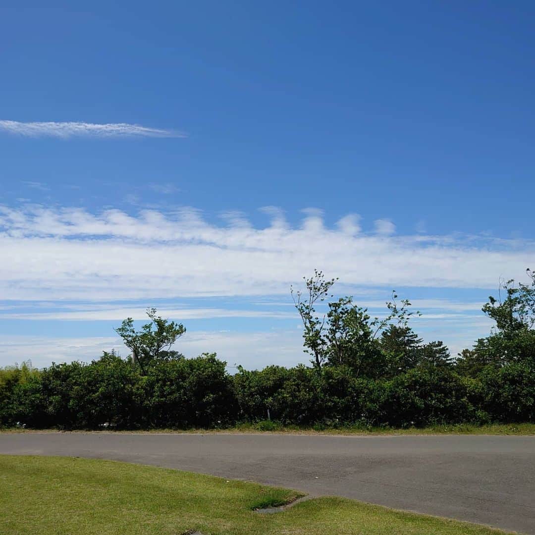 五十嵐一誠さんのインスタグラム写真 - (五十嵐一誠Instagram)「梅雨入り直前の 横浜カントリークラブ  #ゴルフ#golf#ゴルフ女子 #横浜カントリークラブ#地震雲 、 地震雲らしき怪しい雲もあったんですよ さらに 日差しが今年一番だったかも 、 強風のおかげで暑さはしのげたけど  ドライバー以外は好調なんだけどね  新しいドライバーをコースで使ったら 全く駄目 ロッテ葛西では最高の当たりしてたから よ〰️し って意気込んでラウンドしたら 全然ダメ  今からゴルパ六本木店の安心買い取りに行ってお金戻しに行ってきま➰す😅  いつも思うけど 練習場とコースは 全く違うんですよね  練習場で全く駄目でも コースだとめちゃめちゃいいのもあるし だからのゴルフパートナーの安心買い取りを利用してるんです」6月10日 13時40分 - superdentist5
