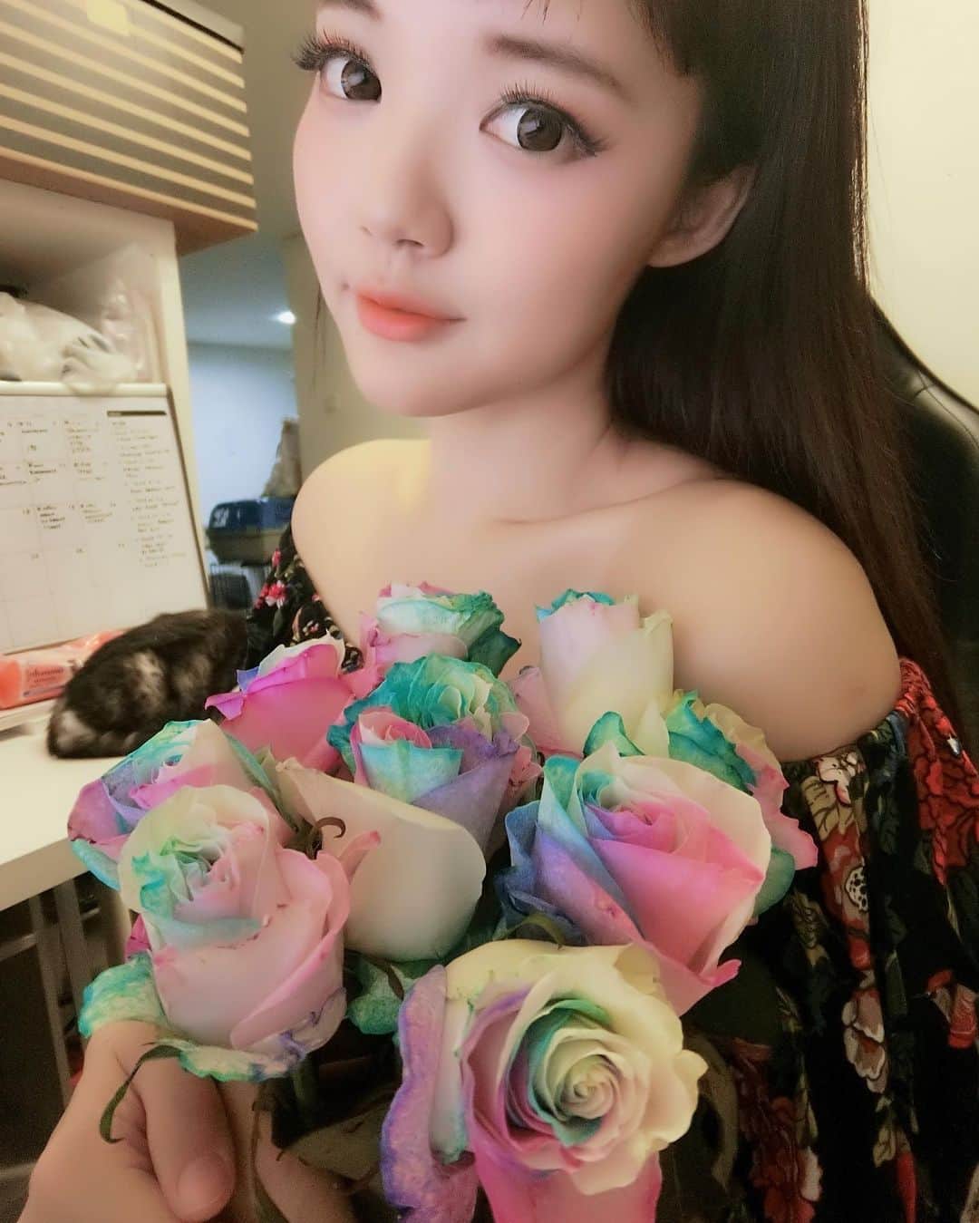 YingTzeさんのインスタグラム写真 - (YingTzeInstagram)「* faster selfie more before these roses wilts *  _ My second Birthday Bouquet ! It’s my first time seeing roses in this color ~ almost watercolor like , there are gorgeous . 💕✨ _ Thanks for all the birthday wishes everyone ~ my birthday is June 12th but I started celebrating last Sunday . 😂🙏🏻❤️ _ #blessed #earlybirthday #roses」6月10日 13時43分 - yingtze