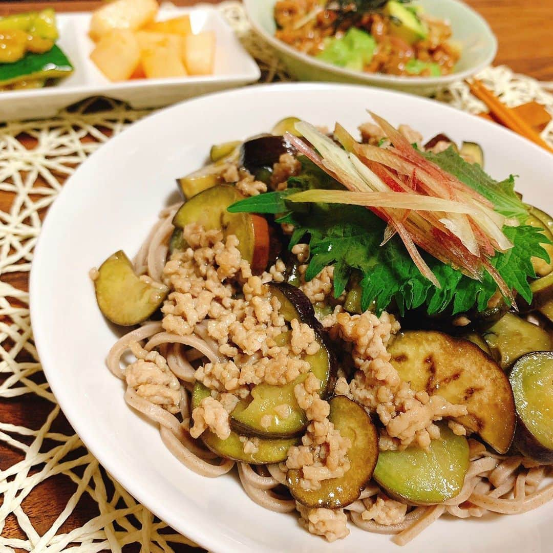 水城なつみのインスタグラム：「お蕎麦だいすきです🥰 最近はナスとひき肉の冷やし蕎麦と烏龍茶を出汁に使ったお蕎麦をおうちごはんで作りました✨ ・ ・ #おうちごはん #ひとりごはん #蕎麦 #冷やし蕎麦 #烏龍茶蕎麦 #水城なつみ」