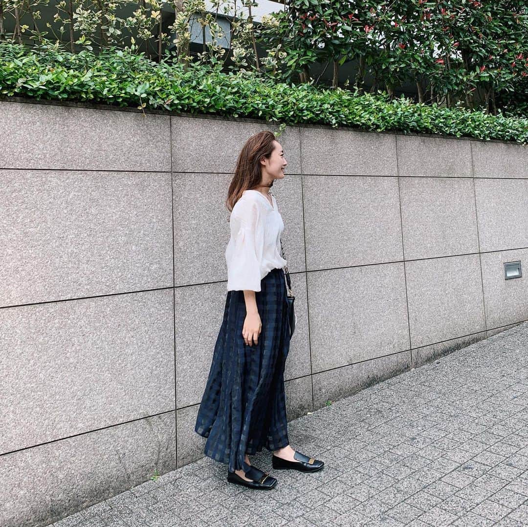 小祝麻里亜のインスタグラム：「続々と梅雨入りしてますね〜！関東もいよいよかな？自転車🚲で買い出しが出来なくなるから、ネットスーパーもリサーチしておこう。。 2枚目のサボテンちゃん🌵ベランダに迎え入れました😊😊 ． shirts. @lagunamoon_com  skirt. @seventenbymihokawahito  shoes. @sergiorossi ＿＿＿＿＿＿＿＿ #outfit #coordinate #look #instafashion #셀스타그램 #얼스타그램 #코디 #스타일링 #데일리 #데일리룩 #오오티디  #コーデ」