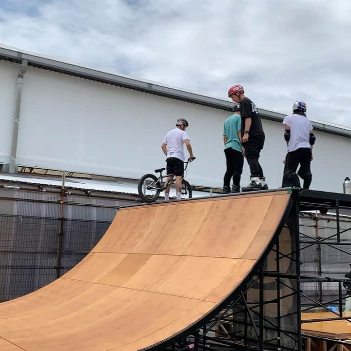 安床武士のインスタグラム：「Half and half ramp. Pumping tech⚡️ パンピングの加速と減速の両極端な技術☝️ @goodskates_inc  @usdskates  @canamonroad_japan  @lzbn_official  @papasu1048  #usdskates #usdaeon #aeon72 #goodskates #rollerblading #inlineskate #takeshiyasutoko #インラインスケート #ローラーブレード  #安床武士 #LZBN」