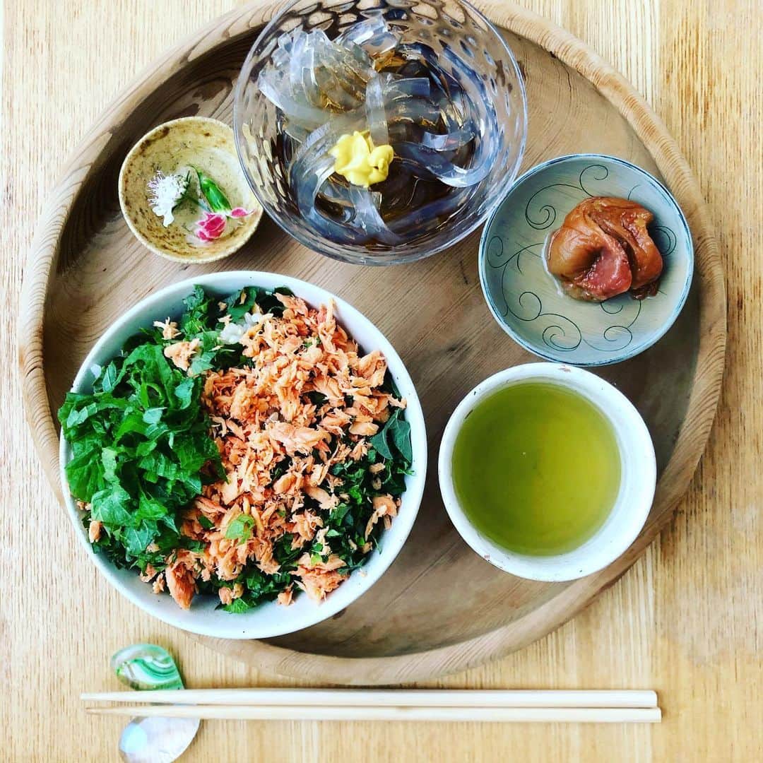 大宮エリーさんのインスタグラム写真 - (大宮エリーInstagram)「今日のお昼はほぐしシャケと大葉の 玄米ごはんでした。味噌汁をさぼったこと後悔してますがこんな日もあっていいよね。 代わりに涼やかに緑茶ってことで。‬ ‪小さな皿に、ちぎれた小花。‬ ‪食べませんよ、目で涼を愉しむ‬  #お昼ご飯  #蘇生飯 #大葉」6月10日 13時54分 - ellie_omiya
