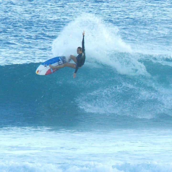 カリッサ・ムーアのインスタグラム：「The lineups are a little more crowded these days but the south swells have been providing and keeping us all satisfied. Got to try out my new @mayhemsurfboards_mattbiolos SaboTaj the other day. Feeling cherry 🍒😊 Thanks @swellpatrol Rick Memsic for getting this one 🤗」