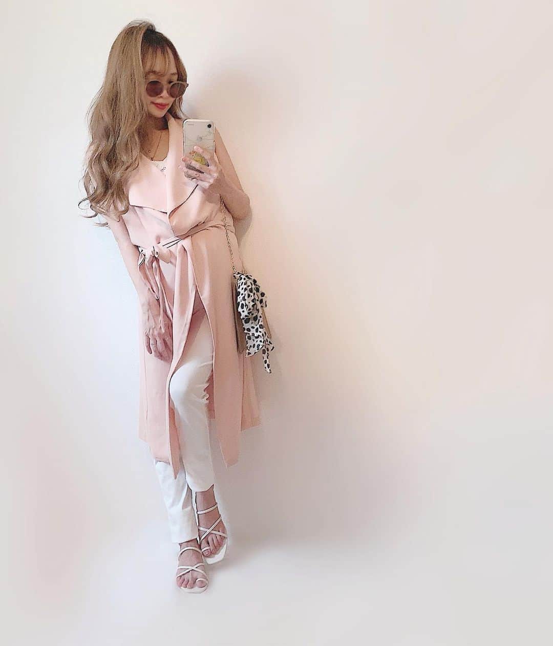 さっぴちゃんのインスタグラム：「... ... 𝐂𝐨𝐝𝐞 & 𝐝𝐢𝐚𝐫𝐲 🎀... ... . . 昨日はお仕事から早く帰ってきた👨🏽も一緒に 公園へ☺️♡いつもあかりと2人だったから 家族みんなで行ったのは2回目で、泥だんご 作ったり、→→→しかしすぐ割られたよ🤗♡(笑) . あかりもアクティブに遊べて 嬉しそうでわたしが嬉しかった〜(ˊᵕˋ⑅)♡♡♡ . まだ少し怖いみたいで、すべり台とか 自分で遊具で遊んだりもしないから 公園行ってもちょこちょこ走ったり、一緒に ブランコ乗ったりくらいだけど、もう暑いし お腹も苦しいから、日陰の砂場で遊ぶのが ちょうど良くてありがたいのよね...🤣♡(笑) . 一緒に泥んこになって家帰って足洗うのも なんだか楽しくて好き☺️♡♡♡ . 子どもパークとかもいつも1人で連れて行って 2人で遊んでたから、家族でお出かけしたいな❤︎ . とりあえず今週のBBQが楽しみ〜🍖 雨よ降らないでおくれ〜🥺♡♡♡ . . ………………………………(♡)……………………………… .」
