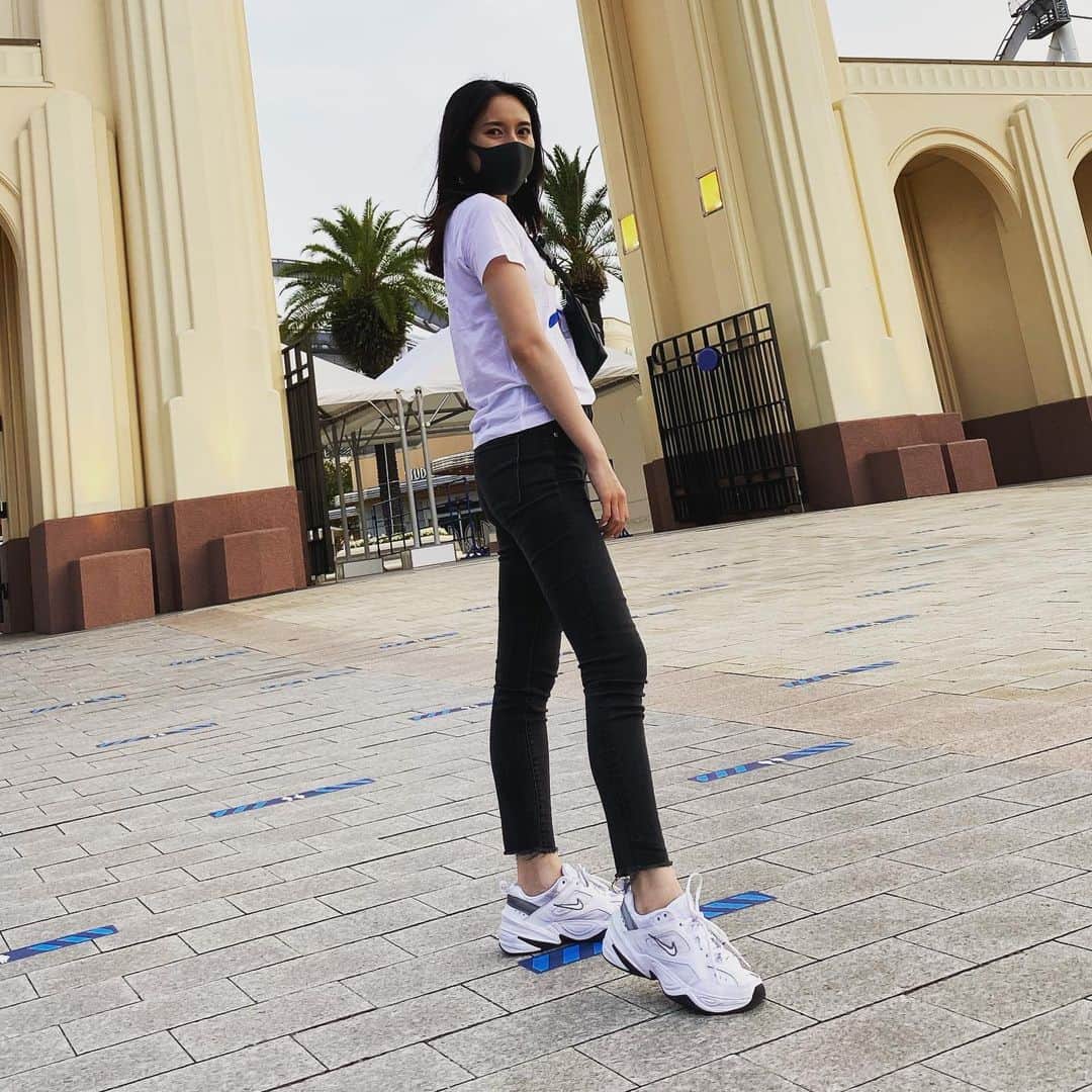松本リコのインスタグラム：「・ ・ ・ ・ 手洗いうがい、アルコール消毒、ソーシャルディスタンスを 徹底しマスクをつけてユニバーサルスタジオジャパンの ソフトオープンに行ってきました♡ ・ 入場前に手荷物検査と検温、アルコール消毒をし、感染予防は バッチリでした！年パスの有効期限と延長されたし、ルールを 守って今後も楽しみたいと思います(●´ω`●) ・ ・ ・ #手洗いうがい #ソフトオープン #ユニバーサルスタジオジャパン  #ソーシャルディスタンス #マスク #japanesegirl #japangirl  #japanesemodel #japanmodel #yahoo #お洒落 #インスタグラマー  #インフルエンサー #撮影 #ハーフ顔 #ハーフモデル #fashion #通販モデル #ファッション #楽天 #通販」
