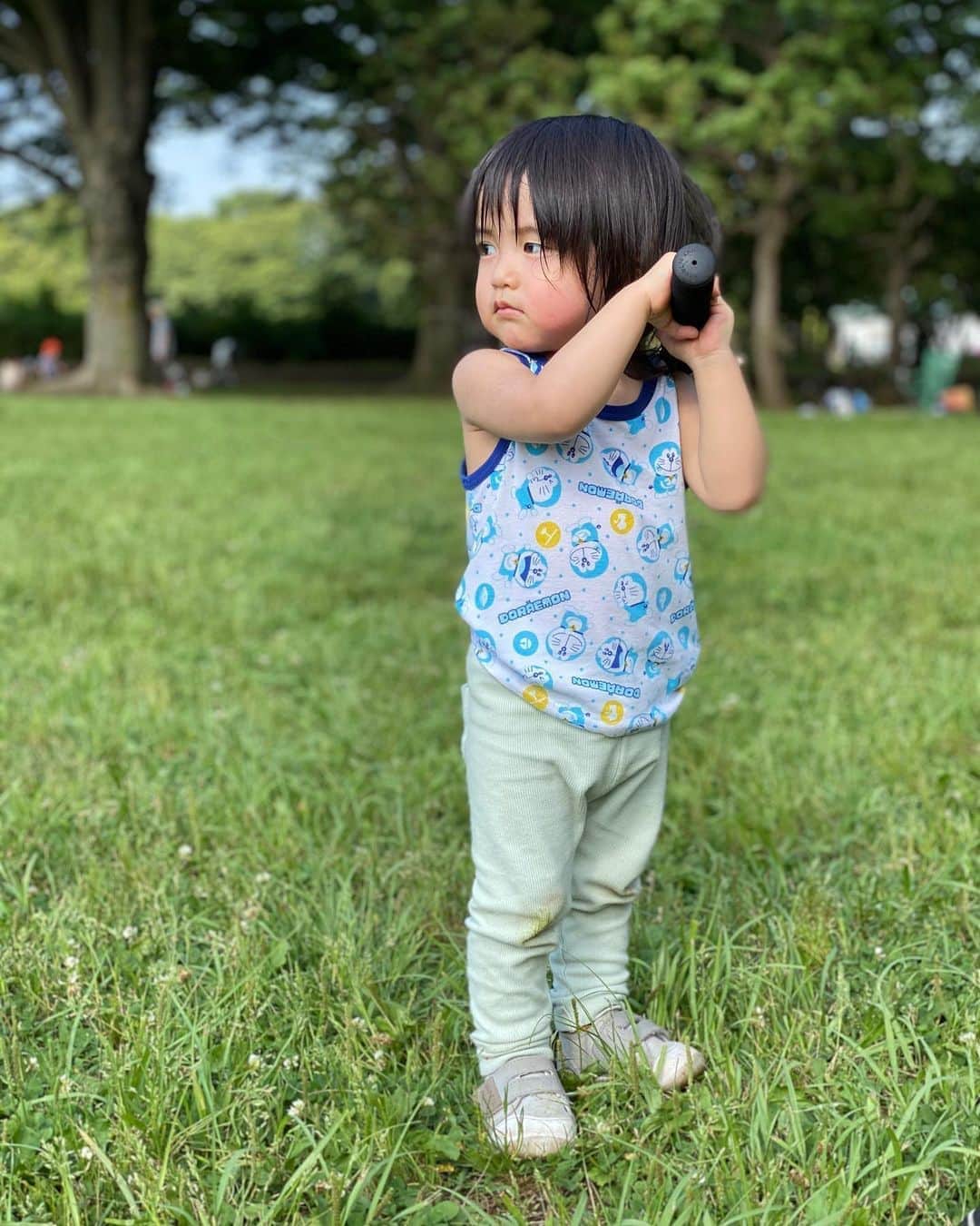 原口恵美のインスタグラム：「﻿ 実に3ヶ月ぶり？に公園へ😂﻿ ﻿ 4人もいて外に出ないで﻿ 過ごしていたのが奇跡のようです💦﻿ ﻿ 緊急事態宣言も解除され﻿ さすがにストレスも溜まりすぎていたので﻿ 次男の誕生日に大きな公園へ...⚾️﻿ ﻿ 野球、サッカー、本気の鬼ごっこと﻿ ザ.男子の遊びを堪能して泥だらけになりました﻿ ﻿ ４男は2歳になりよく喋り　﻿ みんなの真似っこもますます上手になり﻿ 野球の構えもそれなりに😆⚾️﻿ ﻿ 私はポートレート撮影にハマって﻿ 毎日みんなをパシャパシャ撮っています📷✨﻿ ﻿ #公園　#ストレス発散　#4兄弟　#野球﻿ #サッカー﻿」