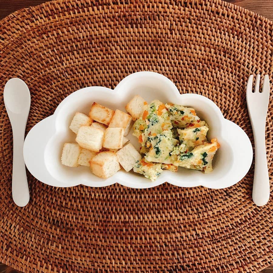 星村麻衣のインスタグラム：「卵と出汁と野菜を混ぜてチンするだけの卵焼き👩‍🍳簡単だし手づかみ食べにとても良いです◎ ありがとうクックパッド。 #離乳食 #離乳食後期 #離乳食レシピ #おうち時間 #レンチン卵焼き #手づかみ食べ」