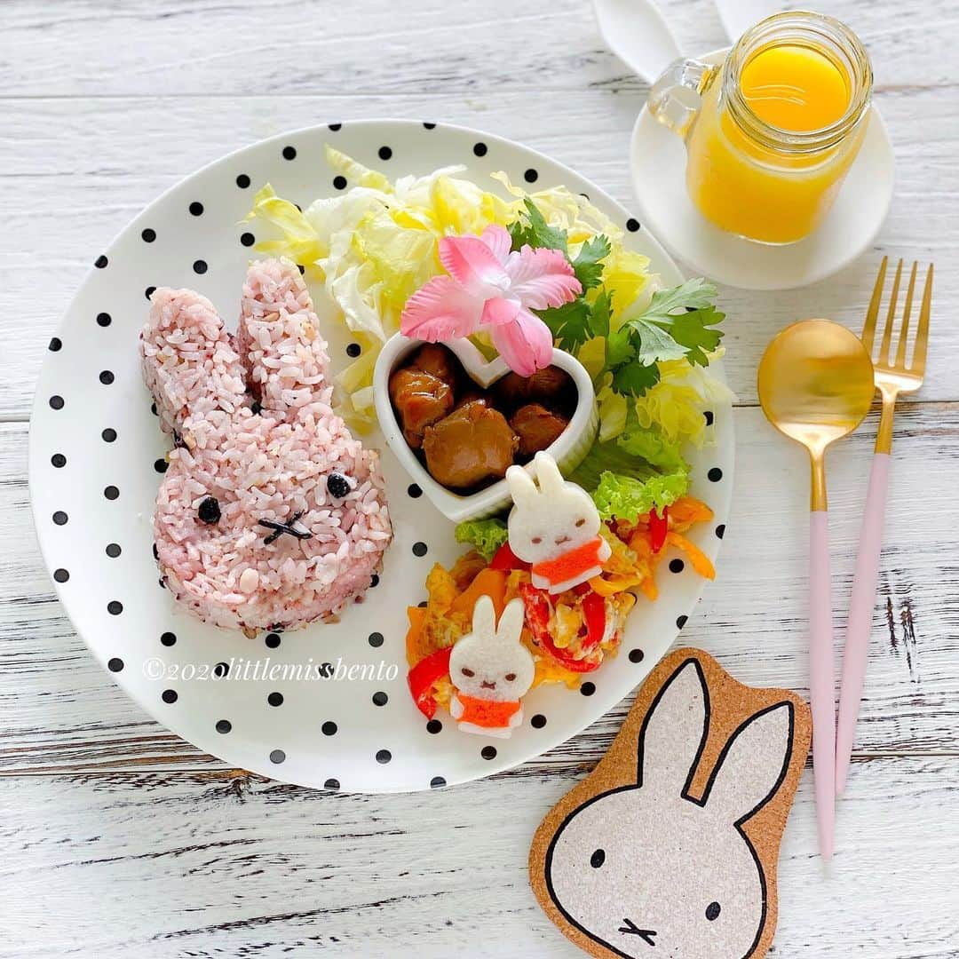 Little Miss Bento・Shirley シャリーさんのインスタグラム写真 - (Little Miss Bento・Shirley シャリーInstagram)「Just cooked whatever left in my fridge, simple Miffy 🐰 theme lunch! - 𝘔𝘪𝘹𝘦𝘥 𝘨𝘳𝘢𝘪𝘯𝘴 𝘑𝘢𝘱𝘢𝘯𝘦𝘴𝘦 𝘳𝘪𝘤𝘦 雑穀米 - 𝘚𝘢𝘶𝘵é𝘦𝘥 𝘱𝘦𝘱𝘱𝘦𝘳𝘴 𝘸𝘪𝘵𝘩 𝘩𝘢𝘮 𝘢𝘯𝘥 𝘦𝘨𝘨 - 𝘐𝘤𝘦𝘣𝘦𝘳𝘨 𝘭𝘦𝘵𝘵𝘶𝘤𝘦 - 𝘛𝘦𝘳𝘪𝘺𝘢𝘬𝘪 𝘤𝘩𝘪𝘤𝘬𝘦𝘯 𝘤𝘶𝘣𝘦𝘴 - 𝘔𝘪𝘧𝘧𝘺 𝘧𝘪𝘴𝘩𝘤𝘢𝘬𝘦𝘴  #littlemissbento #kawaiibread #foodart #foodartist #edibleart #cutefood #kawaiifood #miffybento #miffylover #miffystyle #miffy #ミッフィー #ミッフィーちゃん」6月10日 14時06分 - littlemissbento