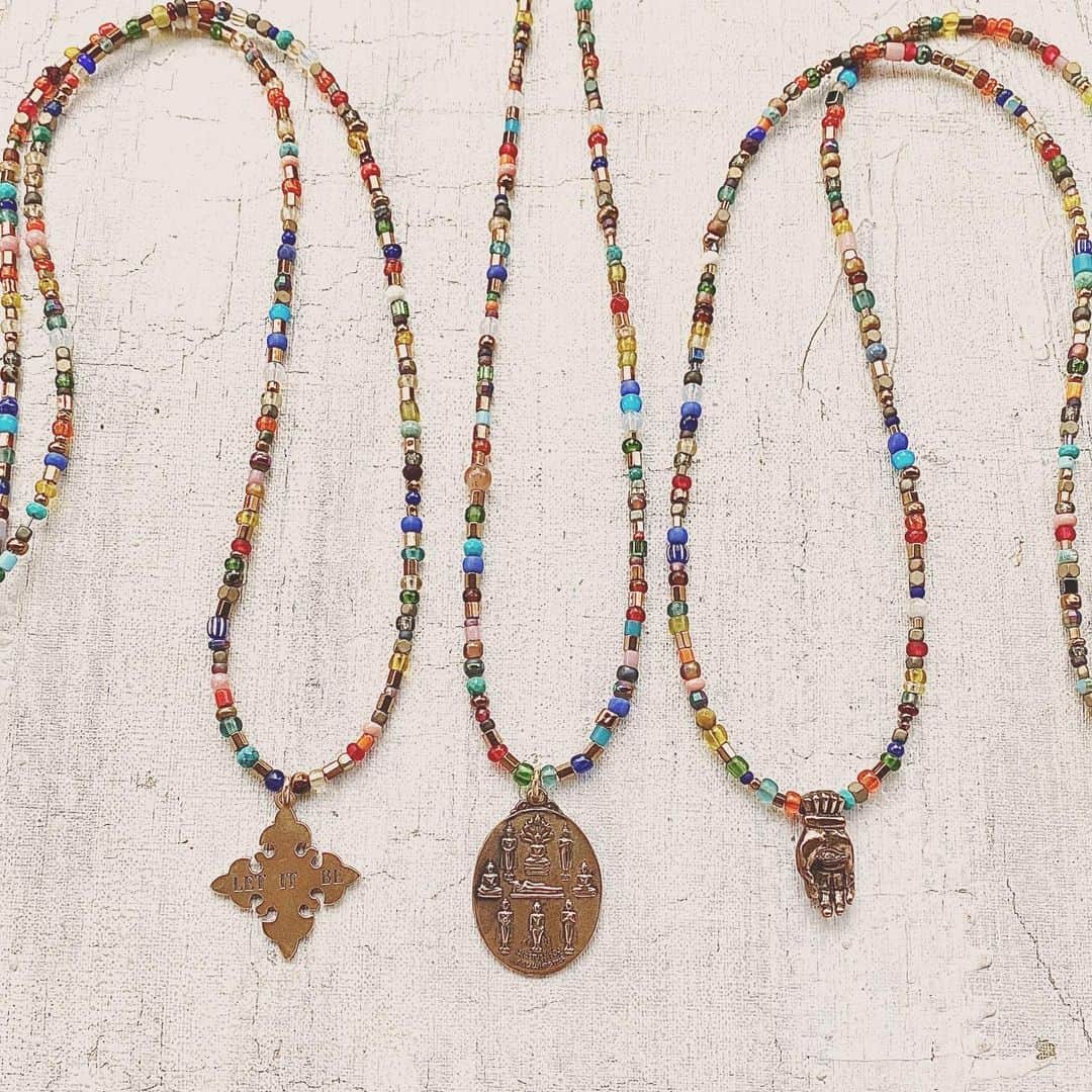 キャサリン ミッシェルさんのインスタグラム写真 - (キャサリン ミッシェルInstagram)「Want to wear your amulet on a happy and colorful long necklace ? Here is the Sandy Necklace 🧚🏼‍♀️#madeinhawaii #amulet #protection #letitbe #buddha #yoga #mudra #bronze #layering #precious #collect #artisan #youknowthevibes #spirited #youknowyouwantit #jewelryasmedecinecm #jewelry #menstyle #mensjewelry」6月10日 14時17分 - catherinemichiels