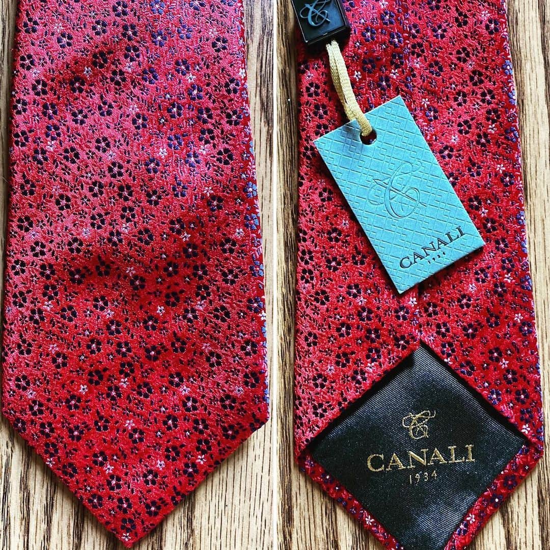 スティーヴン・フライのインスタグラム：「Canali is one of those names you pass by in high end malls for years without thinking of popping in. Another Italian fashion house at the “luxury” end of the market. I can’t pretend to know much about them, I think this tie is the only thing by them I’ve ever owned. And as you can tell by the fact that the tag is still attached to it, I’ve never even worn it. A shame, it’s rather a princely tie – the camera can’t quite catch the subtlety and play of its colours, sheen and texture.  The company was founded in 1934 (don’t mention Il Duce) by Giacomo and Giovanni Canali and it stayed in the family until 2007.  They produce exclusively menswear items, manufacturing clothing, shoes and accessories, offering a “Su misura” service for made-to-measure trousers, blazers, suits and shirts. They can claim to have 180 “boutiques” around the world and to employ over 1600 people, mostly in their seven factories in Italy. They’re headquartered in Sovico about 12 miles northeast of Italy’s fashion hub, Milan.  Like many such companies they have over the years supplied film actors with clothes for select productions, in recent years most notably George Clooney in the excellent “Michael Clayton”. If ever a man can show a suit in its best light it has to be the Cloonster. Do you remember the overcoat he wore in that film? Just perfection.  FWIW Canali means “canals” in Italian. Somehow wouldn’t work in English as a surname would it? Except possibly as some sort of strange mobster nickname. “Say hello to Joey Canals …” Anyhoo, I feel I should snip the tag off and wear this excellent specimen of throatjoy before the year is out.」