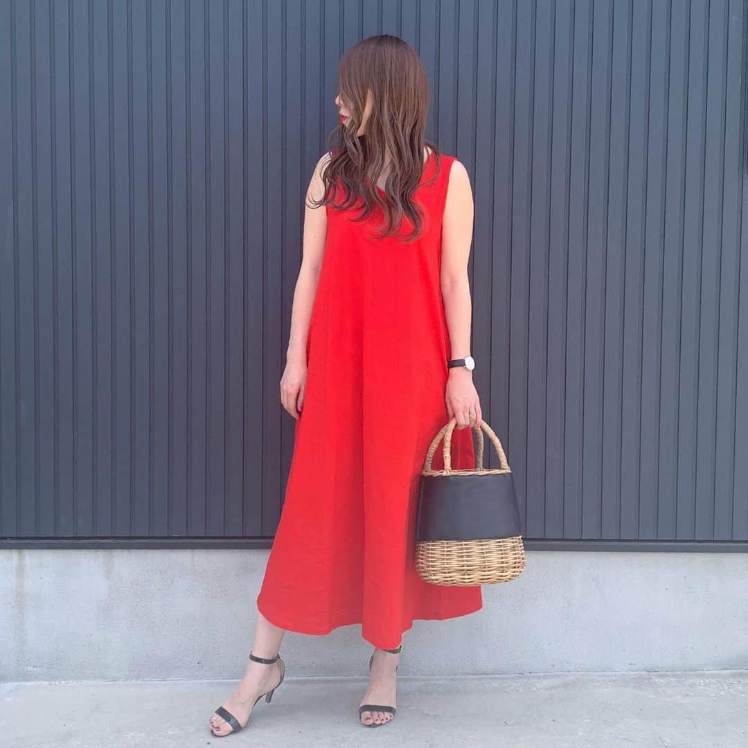 ryuu79hinaのインスタグラム：「マーセライズコットンワンピース👗 ・ ・ ✓光沢感を出したコットンを100%使用してて 今年は襟元をＶネックにリニューアルデザイン！ ✓Aラインのフレアな裾がとても綺麗に揺れるエレガントなワンピース ・ ・ 夏は赤着たくなるなぁ❤ ・ ・ #ユニクロワンピース族 #マーセライズコットンAラインロングワンピース #おうち服 #uniqloginza2020ss #ちゃっかりワンピ ・ ・ ━━━━━━━━━━━━━━━ #ユニクロ#UNIQLO#ユニクロコーデ#ワンピース#夏コーデ#赤#ootd#mineby3mootd#コーデ記録#instalike#instagood#ママコーデ#シンプルコーデ#大人カジュアル#ファッション#コーディネート#プチプラコーデ#코디#옷#패션스타그램#옷스타그램#코디스타그램#좋아요#좋아요환영#인스타그램」