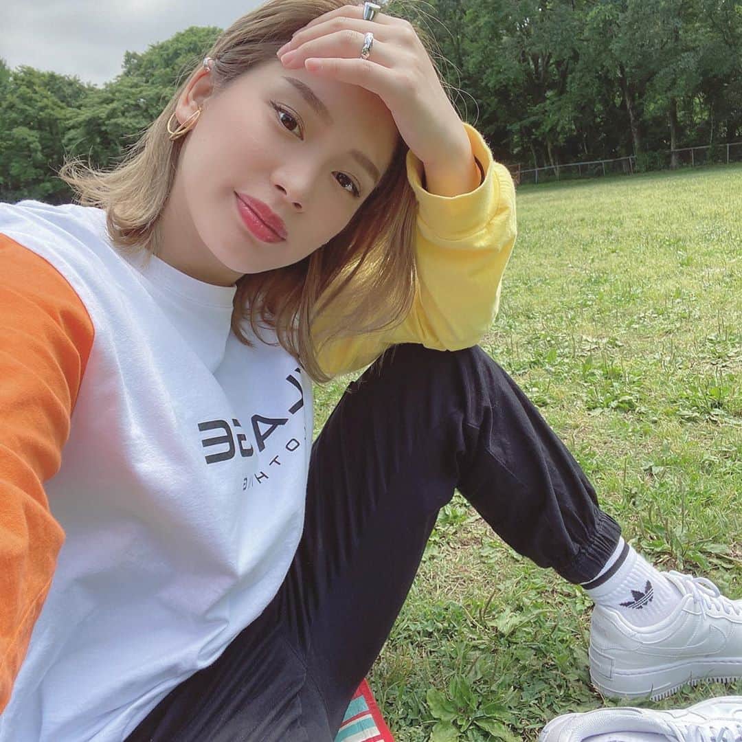 acaneのインスタグラム：「・ この前の撮影暑かったな〜✔︎✔︎ もうすっかり夏ですな🕊☀️ ・ あかねってさ、夏好きそうやない？？笑」