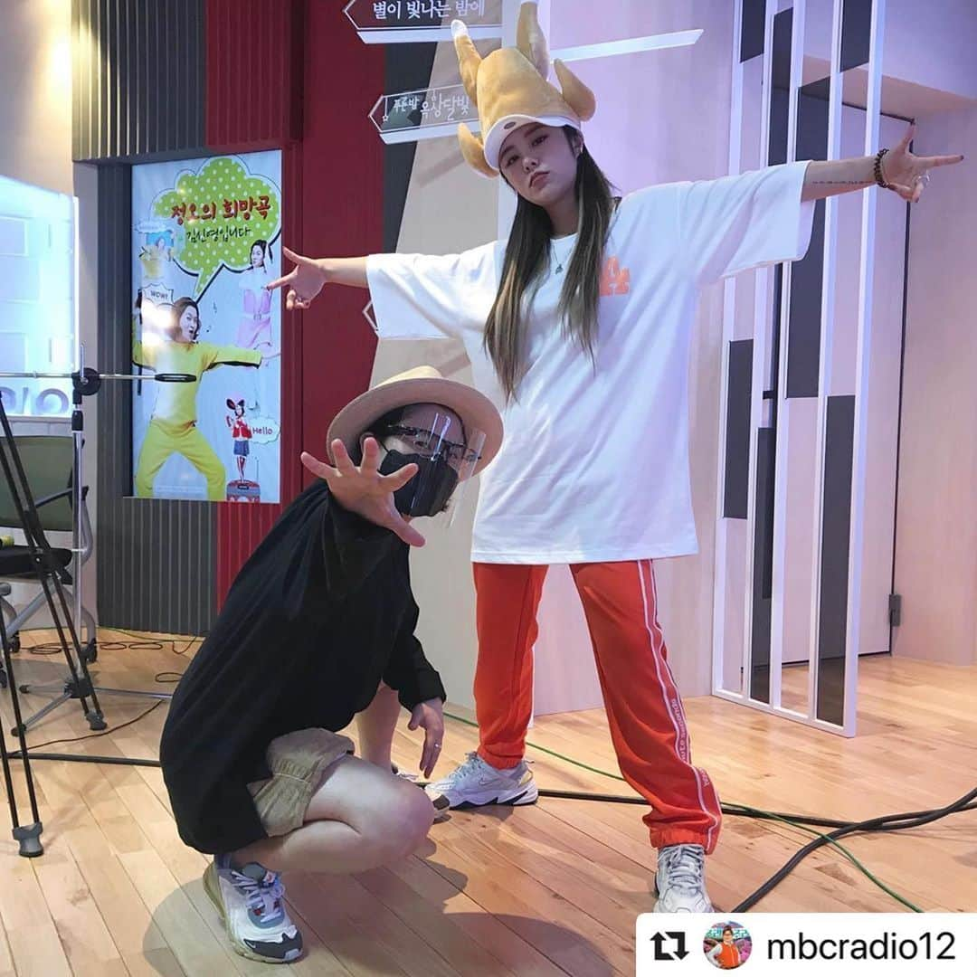 Mamamooさんのインスタグラム写真 - (MamamooInstagram)「. #Repost @mbcradio12 with @make_repost ・・・ 조만간은 아니지만! 빠른 시일 내에 휘인씨 솔로앨범 나오길 기다릴게요 ~ ~ ~ 💗 . . . #휘인 #정휘인 #Wheein #마마무 #MAMAMOO」6月10日 15時03分 - mamamoo_official