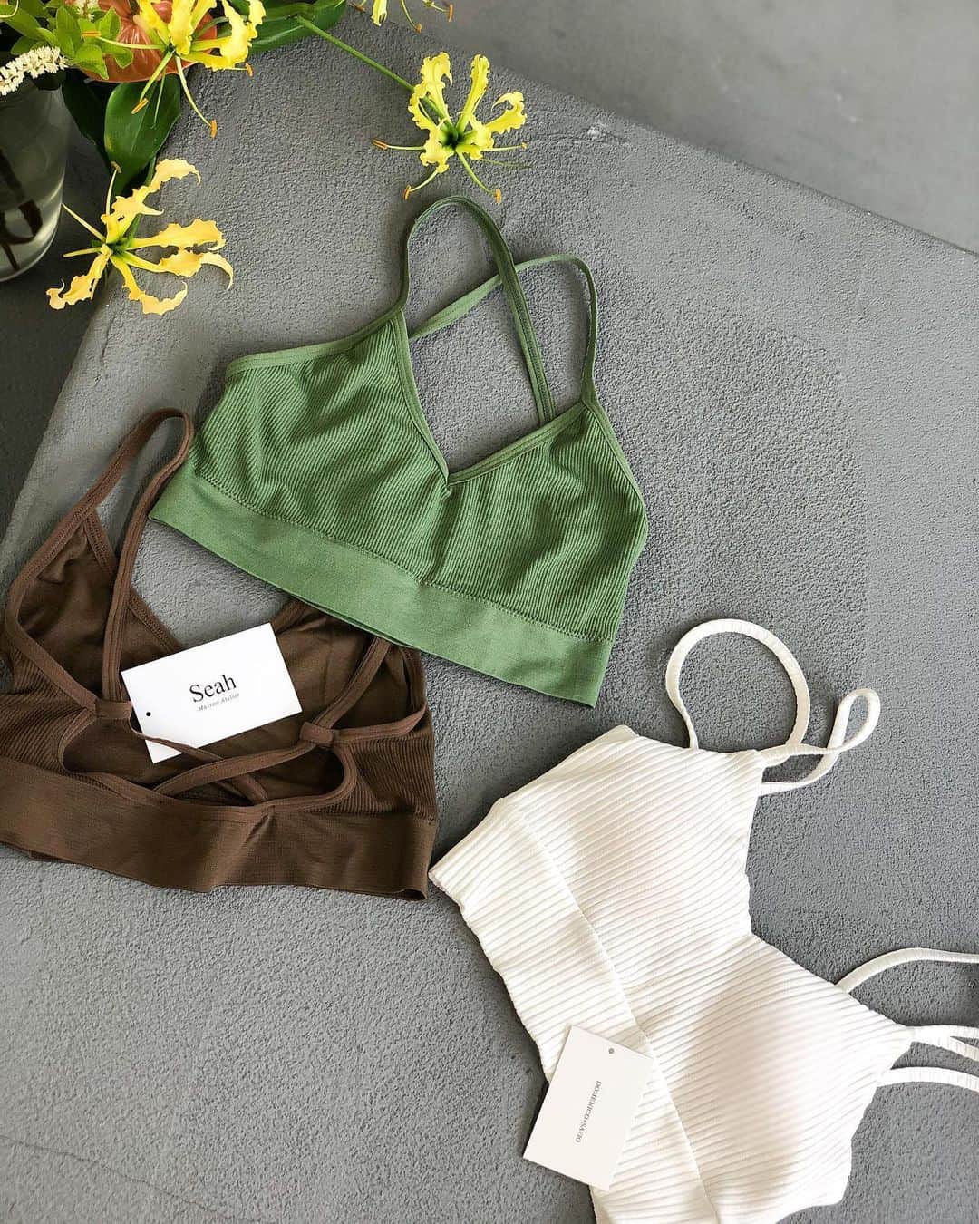 北岡りえのインスタグラム：「最近多くいただく質問が背中があいてる夏服のインナー問題。悩み所です🤔  私は楽ちん派で　@uniqlo  ブラトップ 愛好家ですが笑。今年の夏はこの背中が見えても可愛い& リラックスインナーに。 @seah_maisonatelier  のものはパットを取り外しても○(入荷がもうすぐ🌿) . 夏モノ色々と集めてしまいそうです🌻  #bratop  #innerwear」