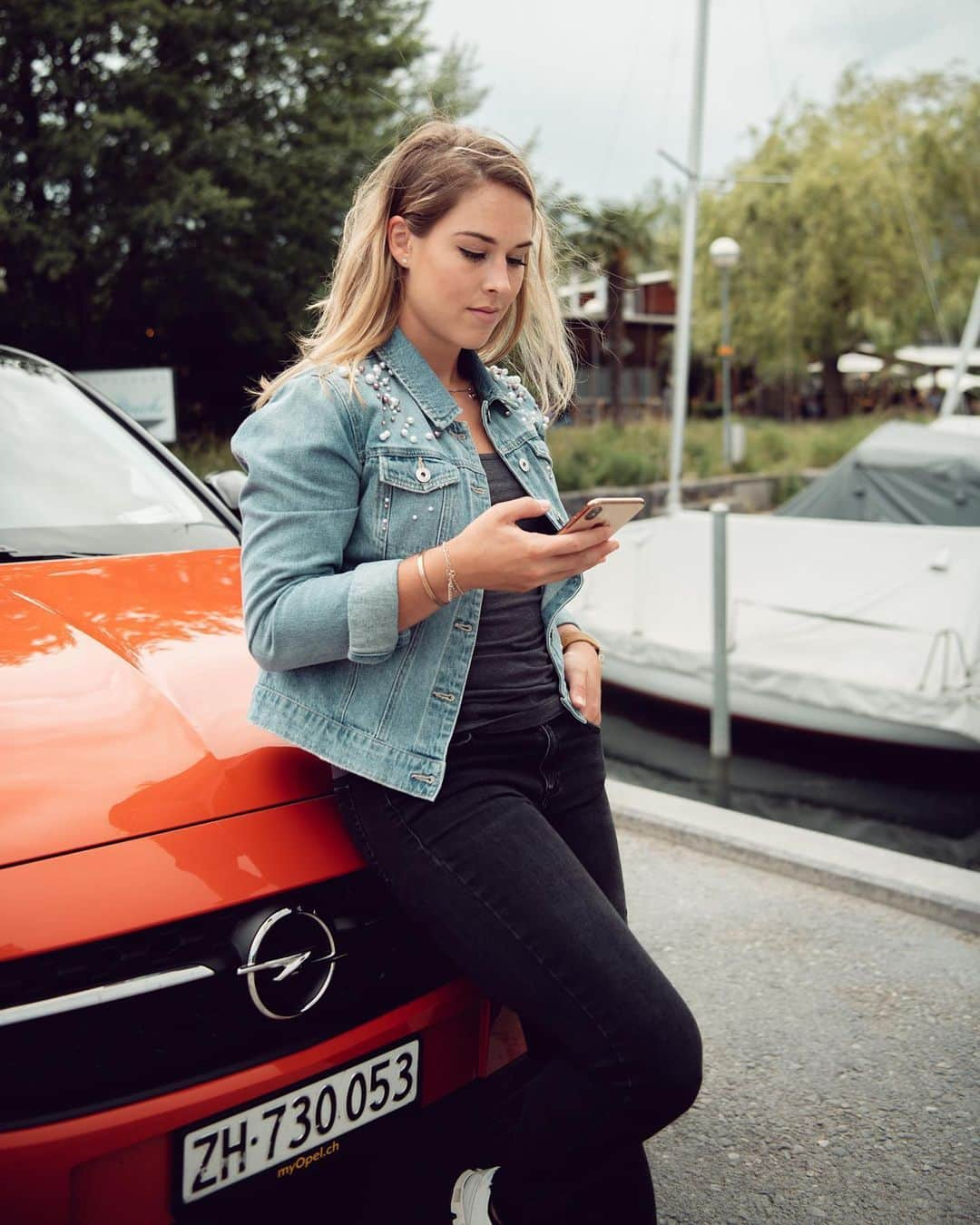 ジウリア・シュタイングルーバーさんのインスタグラム写真 - (ジウリア・シュタイングルーバーInstagram)「an see oder doch id altstadt go käffele.. mitem neue opel corsa chuntmer ah jede ort! @opel -> https://www.theopelweeks.ch/de?fdAdId=2zFziAofMp&fdSiteId=YzNvXl0SYb (link in bio) // 📸: @oliveroettli #anzeige」6月10日 15時10分 - giulia_steingruber