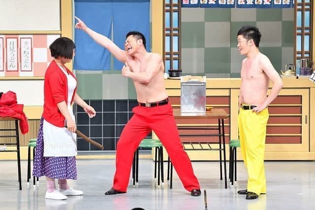 太田芳伸のインスタグラム：「ねー。 . ２年前の今頃は 僕が乳首ドリルしてたんですねー。 . まぁ、吉田君が無事に帰ってきた話はまた今度する事にして、 今日の夜も５人でインスタライブで新喜劇やりますよ～❗ . 良かったら見に来てね☀️ それと明後日12日(金)の夜20時からの 『５人でオンライン新喜劇』も買ってね～🎵 僕のInstagramのアイコンから買えるページに行けるよ～🎵」