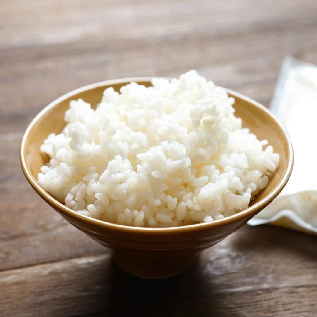 hirokoさんのインスタグラム写真 - (hirokoInstagram)「🌱2020.6.10（水）﻿ ✽.｡.:*・ﾟ #hiroponのおうちごはん﻿ ﻿ @kimeyakabiken #きめやか美研 さんの﻿ 低糖質米「ハーフライス」で﻿ #ガーリックステーキチャーハン﻿ ﻿ ハーフライス は糖質50%オフだけじゃなく﻿ カロリー29%オフ！ 食物繊維も豊富なんです！﻿ ﻿ 糖質制限中やダイエット中には嬉しい♪﻿ お米のような風味・食感のお米風食品﻿ 炊飯器でお米と同じように炊くだけです﻿ ﻿ 糖質50%オフだからチャーハンも気にせず食べれちゃう﻿ ちょっと贅沢に「国産牛ももステーキ肉」😍﻿ ↑ここは脂身の少ない「もも肉」を選ぶよね﻿ 焼き加減はもちろんレア〜﻿ ﻿ ﻿ 糖質制限中やダイエット中でも﻿ 「ガッツリご飯🍚食べたい」そんな時は☝️﻿ 低糖質米「ハーフライス」を食べてみて﻿ ﻿ 「ハーフライス」👉🏻#楽天ROOMに載せてます﻿ プロフィール🔗から飛べま〜す﻿ ﻿ ﻿ ﻿ .........The end 🍚🥢﻿ #しっかり食べるダイエットごはん #PFCバランス #低糖質 #糖質オフ #糖質制限 #ダイエットメニュー #糖質50 #ダイエット米 #インスタフード #おうちごはん通信 #おうちごはんLover #くらしメイド #フーディーテーブル #マカロニメイト #デリミア #デリスタグラマー #バランスの良い食事 #昼ごはん #snapdish #macaroni #locari_kitchen #lin_stagrammer #チャーハン #炒飯﻿ ・」6月10日 15時23分 - hiropon0201