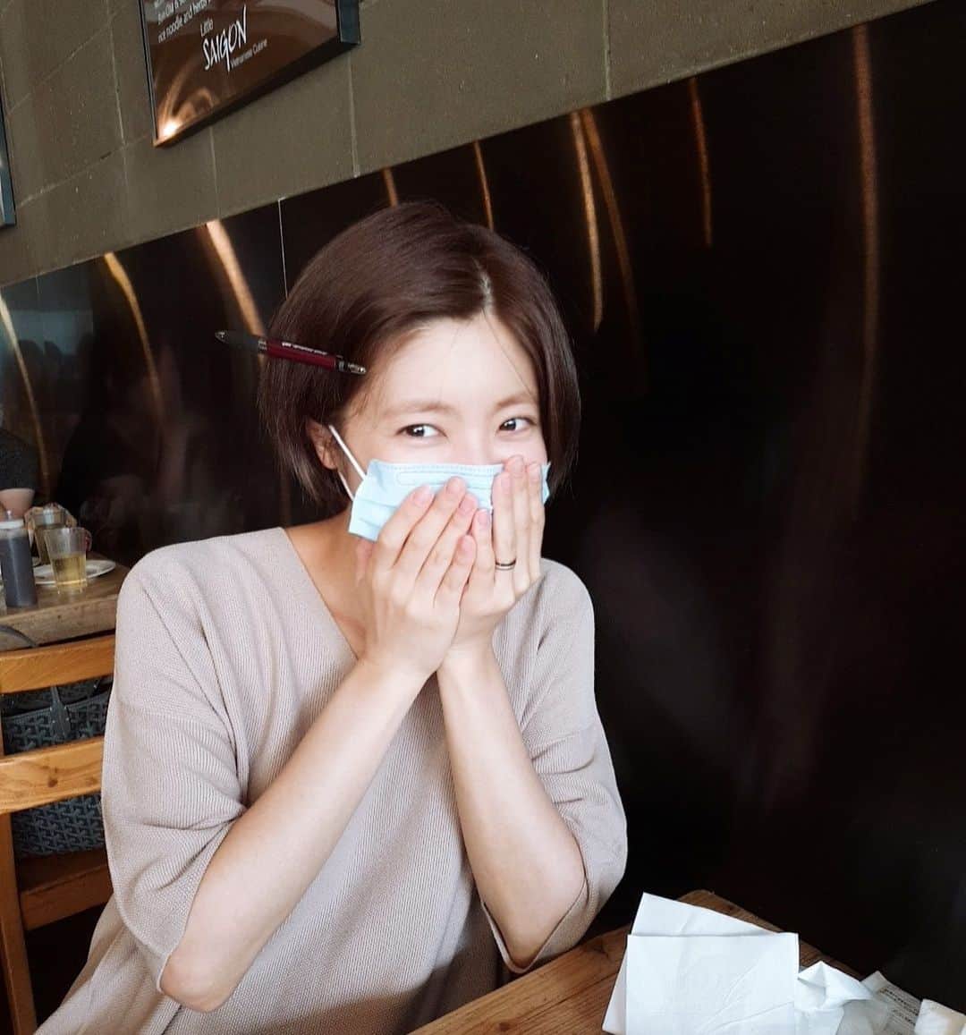 イ・ユンジのインスタグラム：「먹겠다는 일념으로 머리고정! #옆사람조심#옆자리비었을때만가능한핀#신상머리핀#카드사인맡겨주세요」