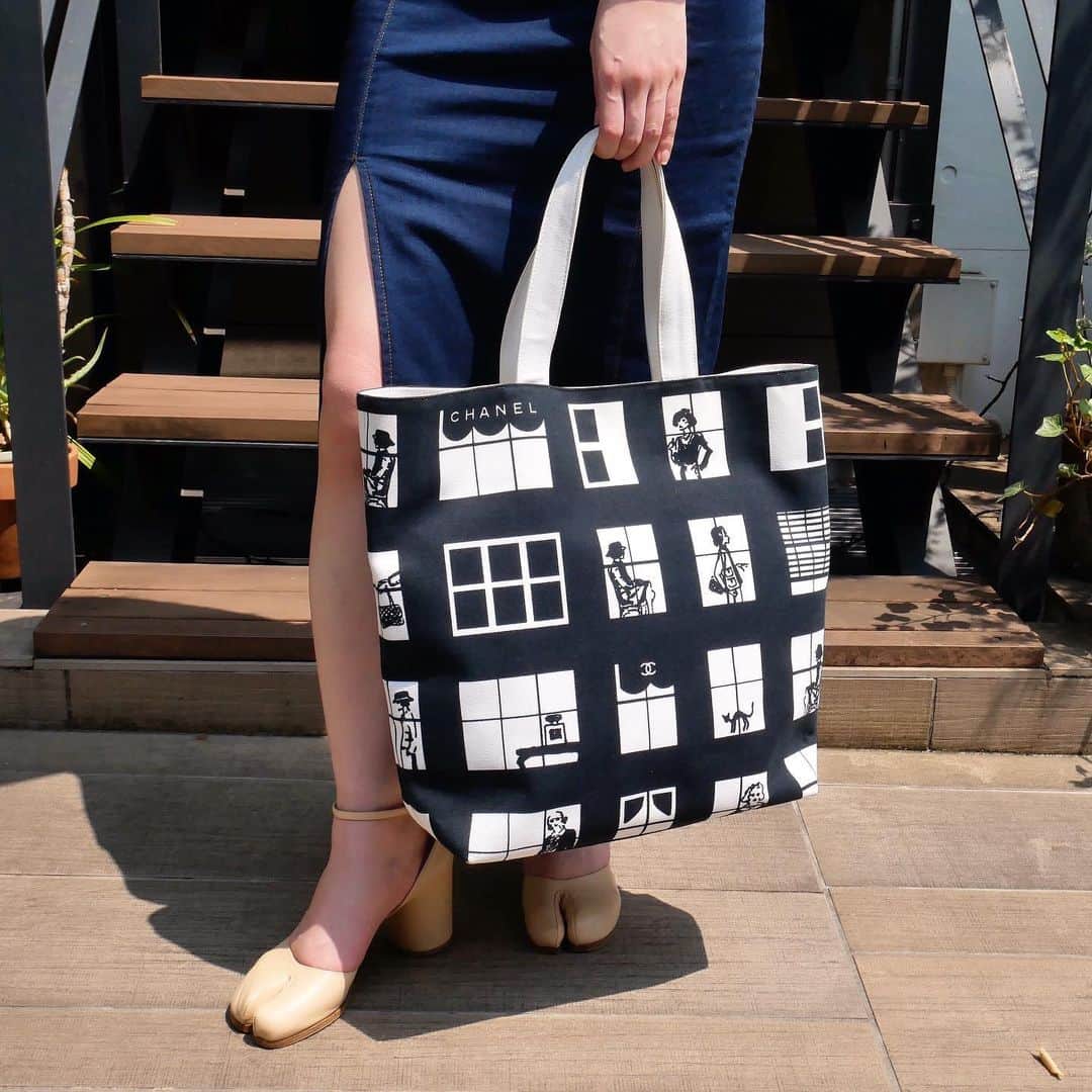 Vintage Brand Boutique AMOREさんのインスタグラム写真 - (Vintage Brand Boutique AMOREInstagram)「Vintage Chanel window print canvas tote bag. 📌On website search for AO19021.▶︎Free Shipping Worldwide✈️ ≫≫≫ DM for more information 📩 info@amorevintagetokyo.com #AMOREvintage #AMORETOKYO #tokyo #Omotesando #Aoyama #harajuku #vintage #vintageshop #ヴィンテージ #ヴィンテージショップ #アモーレ #アモーレトーキョー #表参道 #青山 #原宿#東京 #chanel #chanelvintage #vintagechanel #ヴィンテージ #シャネル #ヴィンテージシャネル #シャネルヴィンテージ #amorewardrobe #アモーレワードローブ」6月10日 15時25分 - amore_tokyo