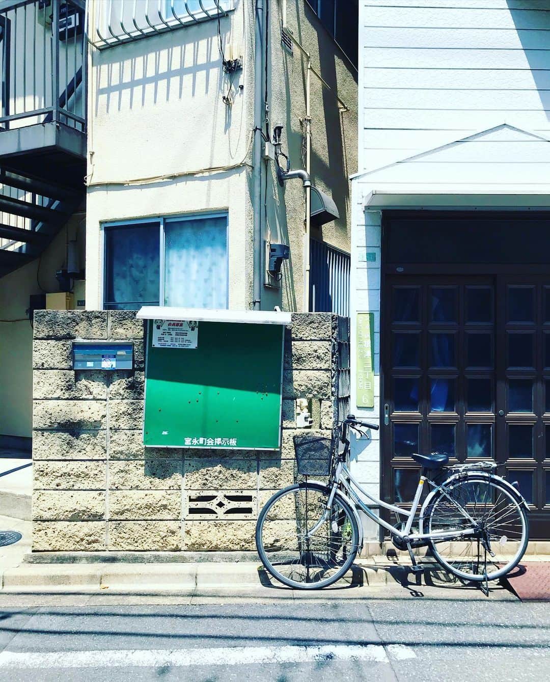 hotelgraphynezuさんのインスタグラム写真 - (hotelgraphynezuInstagram)「根津・上野周辺は親切でフレンドリーな人々、四季を彩る花々や自然に囲まれており、自転車で散策するには最適な場所です。  ホテルグラフィー根津では、1時間200円、1日最大1200円で自転車のレンタルサービスを行なっておりますので、レンタサイクルをお探しの際は是非ご利用下さい。  自転車に乗って、出掛けよう！ ご来店お待ちしております。^^ ————————————————————————-Nezu and Ueno neighborhood are two pleasant areas to ride a bike safely surrounded by nature, flowers and good people !  For those who are looking for bicycles, Hotel Graphy Nezu offers bicycle rental service 1h/200yen 1day/1200yen.  Let’s go for a ride !  Come visit us @hotelgraphy_nezu ———————————————————————— #hotel #hotelgraphynezu #hostel #bicycle #ride #nezu #ueno #yanesen #tokyostreets #tokyolife #sunnydays #bicyclerental #promenade #myneighborhood #japantravel #japan #rentalservice  #ホテル #ホテルグラフィー根津 #ホステル #東京 #東京生活 #自転車 #自転車レンタル #レンタル #プロムナード #いい天気 #根津 #上野 #谷根千」6月10日 15時47分 - hotelgraphy_nezu