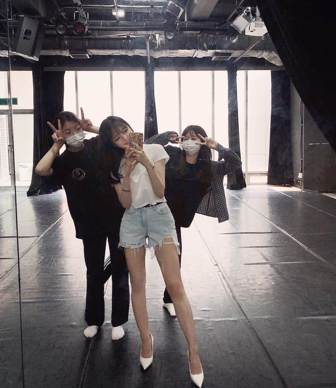 ユジョン のインスタグラム：「클레오파트라 옆 진행자와 내 파트너💃🏻 우리팀 너무 귀엽고 좋고 사랑스럽고~~~~ 내가 힐신으니까 키 비슷해졌닿ㅎㅎ 길쭉길쭉 우리학교」