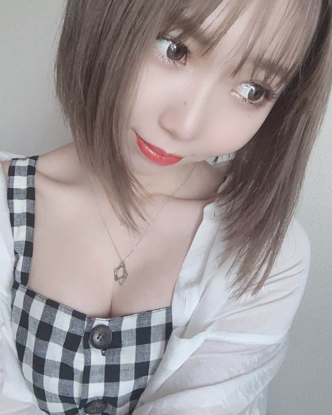 桑名利瑠のインスタグラム：「. . . 今日は、盛りだくさん💻 . ①17:30〜YouTube生配信❤︎トークしちゃいます！ ②19:00〜2019年12月15日におこなわれた六本木EXシアターワンマンライブをYouTube生配信🦋 是非、見て下さいね💻 . . . #fashion #followｍe #followforfollowback #selfie #selca #makeup #make #stayhome #おうち時間 #おうちで過ごそう #photooftheday #photo #l4l #code #instafashion #instagood #instalike #instapic #youtube #生配信 #アイドル #アーティスト #아이돌 #모델 #패션 #라이브 #ショートボブ #グレージュ #outfit #outfitoftheday」
