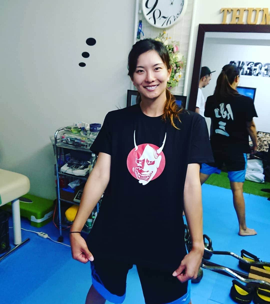 のインスタグラム：「. 仙三Tシャツ☆ . パンクラスの池田仙三選手の Tシャツで、 私がお世話になってる トレーナーさんがデザインしたもの😆！ . めっちゃ怖い顔だけど かっこいいでしょっ😊 . @senzoikeda . #パンクラス #池田仙三  #トレーニング #般若 #Tシャツ #黒T #かっこいい」