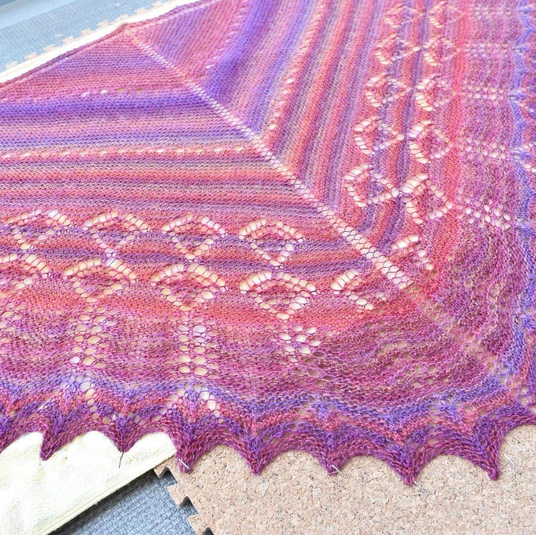 のインスタグラム：「雨のあと…夕陽 title: After the rain...Sunset . I remade the pattern a little larger. I’m about to miss the Shetland lace 〜ww. * 「雨のあと…夕陽 」ショール サーッと雨が降ったあとは空気が澄んでいて、夕陽のグラデーションがかなしくなるほどキレイ🌇 そんなイメージのショールです。 パターンをリサイズしたので少しおおきめ。  #shawl #shawlknitting #knittingshawl #knittingshawls #sockyarnshawl #sockyarn #scheepjes #scheepjesyarn #selfstripingyarn #knittinglove #ショール編み」