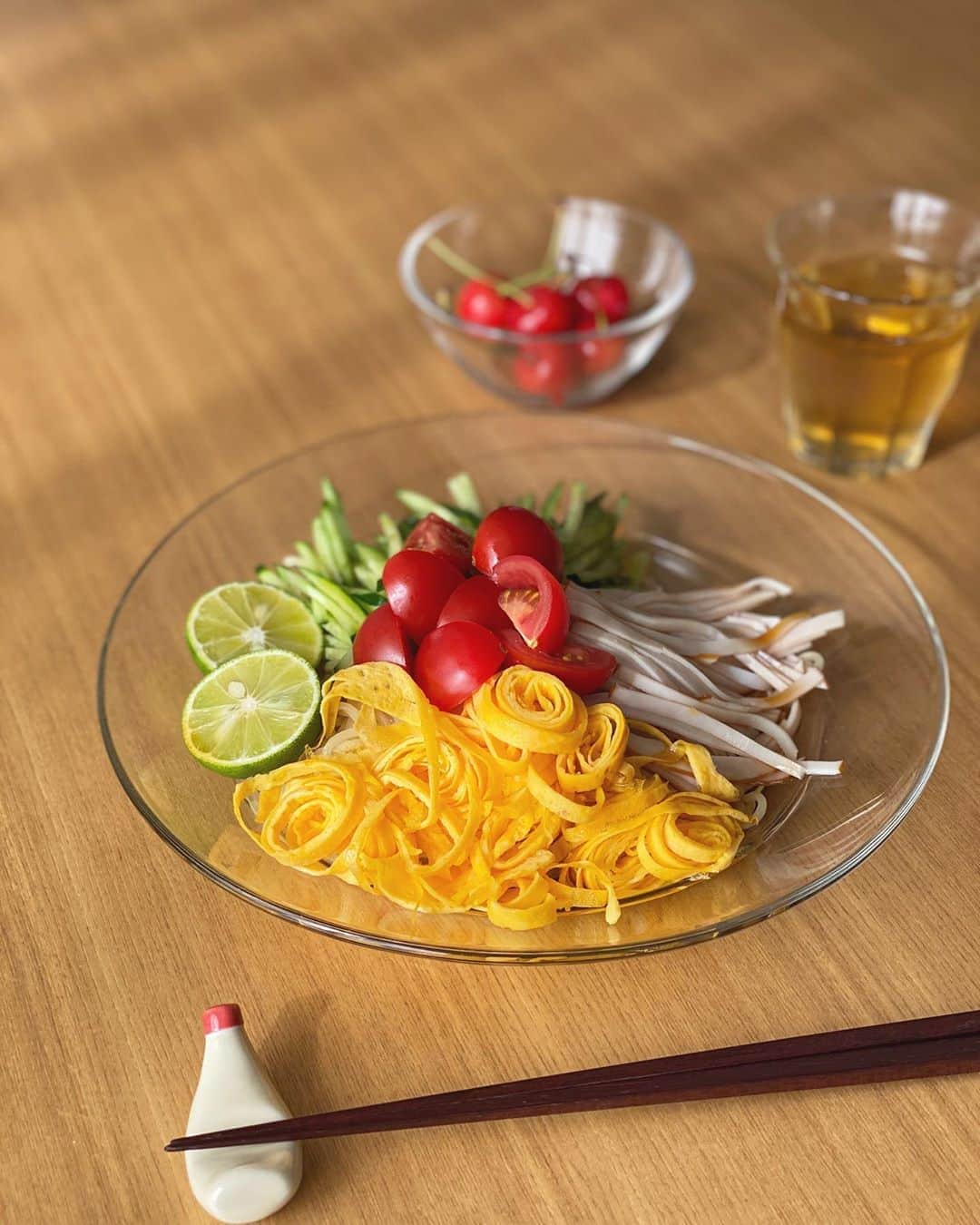 のインスタグラム：「. 冷やし中華 はじめました （すだち付き） . 雲ひとつない青空で ちょっぴり風が強くて心地良い😌 幸せなお天気すぎて 冷やし中華が食べたくなった！ すだちが好きすぎてたまらない😚 . #坂元食堂 #おうちごはん #おうちごはんlover  #坂元家の昼ご飯 #冷やし中華 #すだち #坂元ごはん」