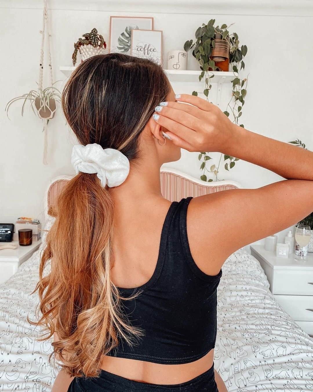 アクセサライズのインスタグラム：「Add a breath of fresh flair to your lockdown hair with an oversized scrunchie 📷 @vickymcgee  Tap to shop or head to the link in our bio #Accessorize #Accessorizer」